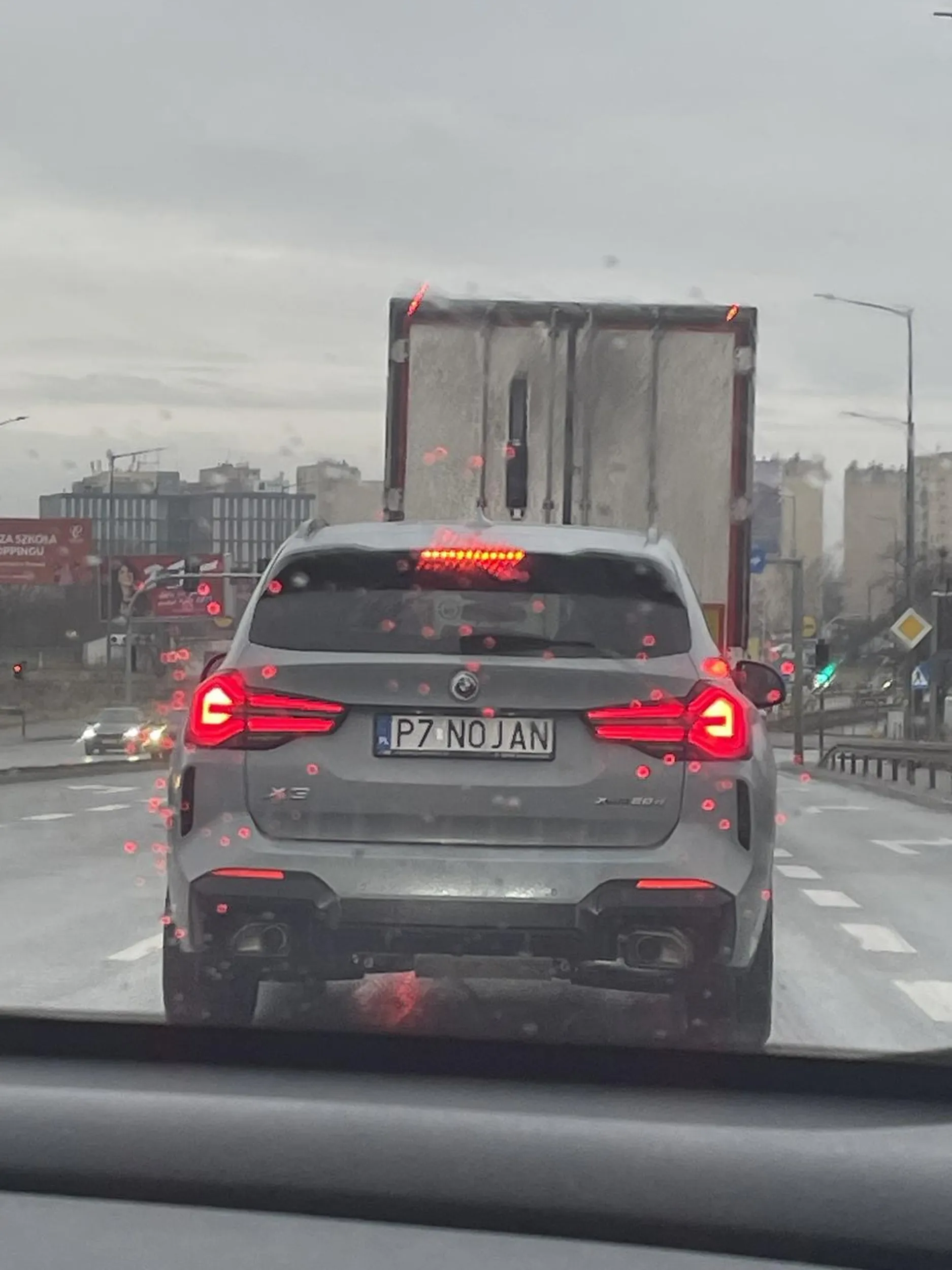 Zapraszam do zapoznania się z przepisami odnośnie tego kto ma pierwszeństwo na środkowym pasie po skręcie