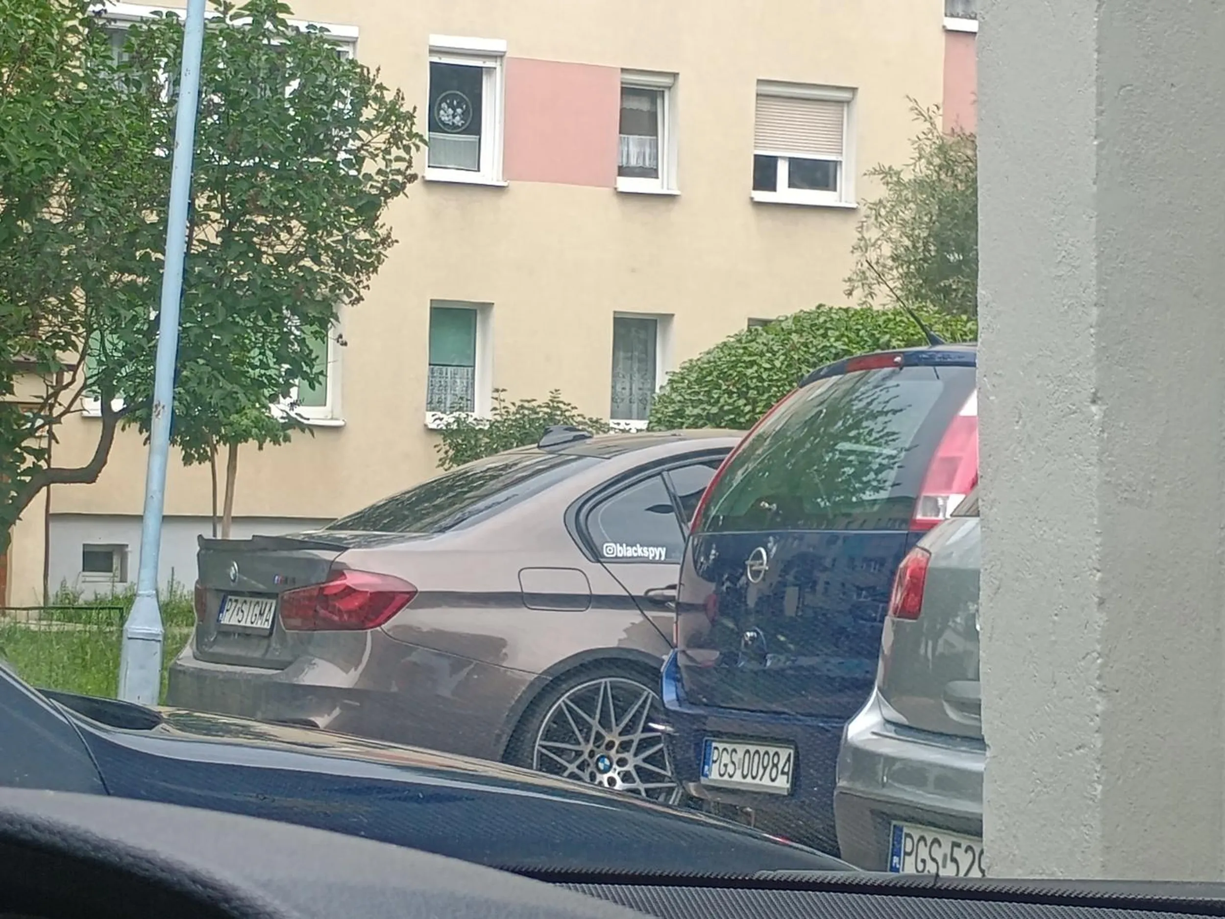 Panie ale tu nie wolno parkować bo to przejście dla pieszych