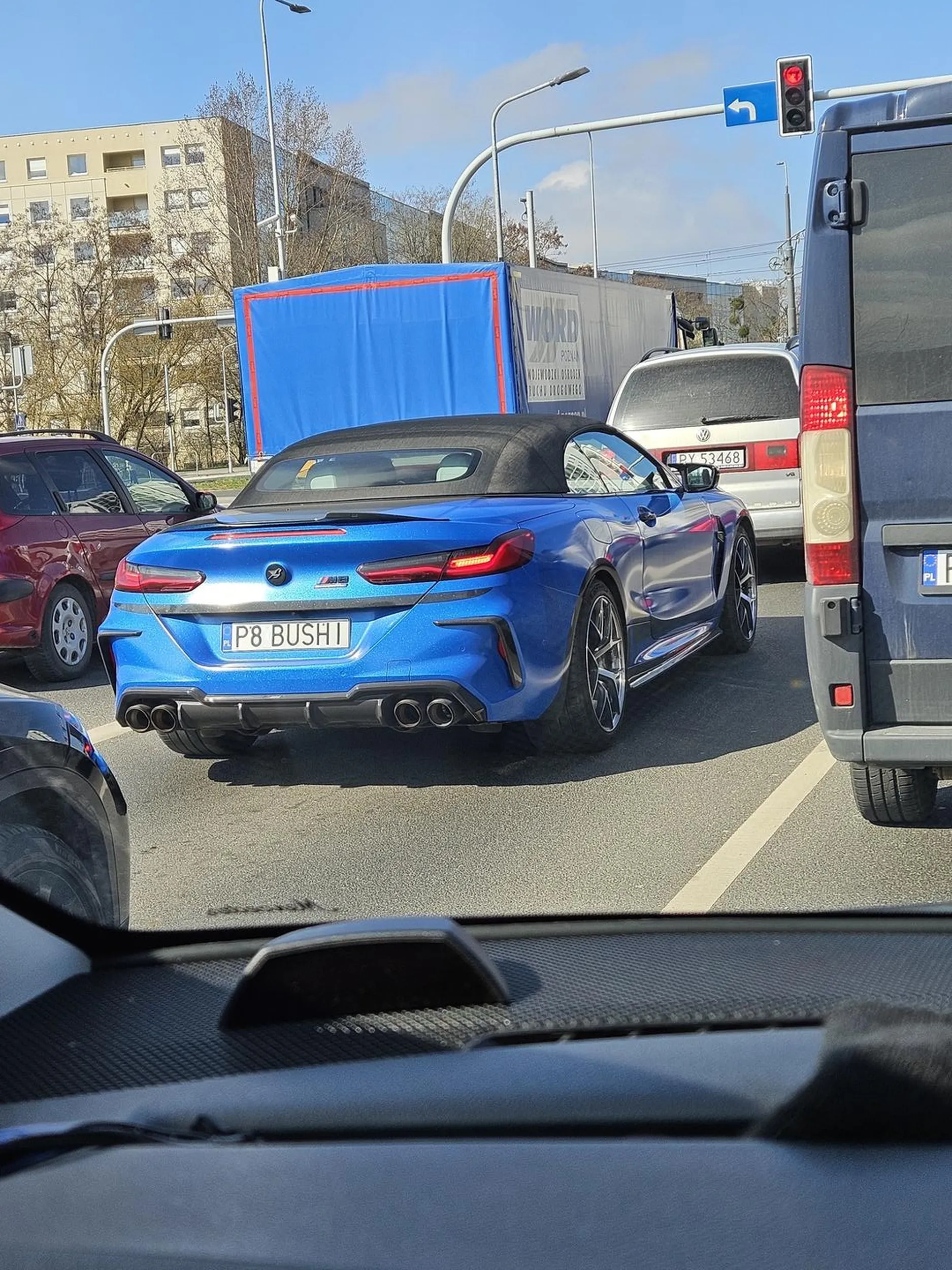 Kierowca wyprzedza pasem rowerowym!!!!