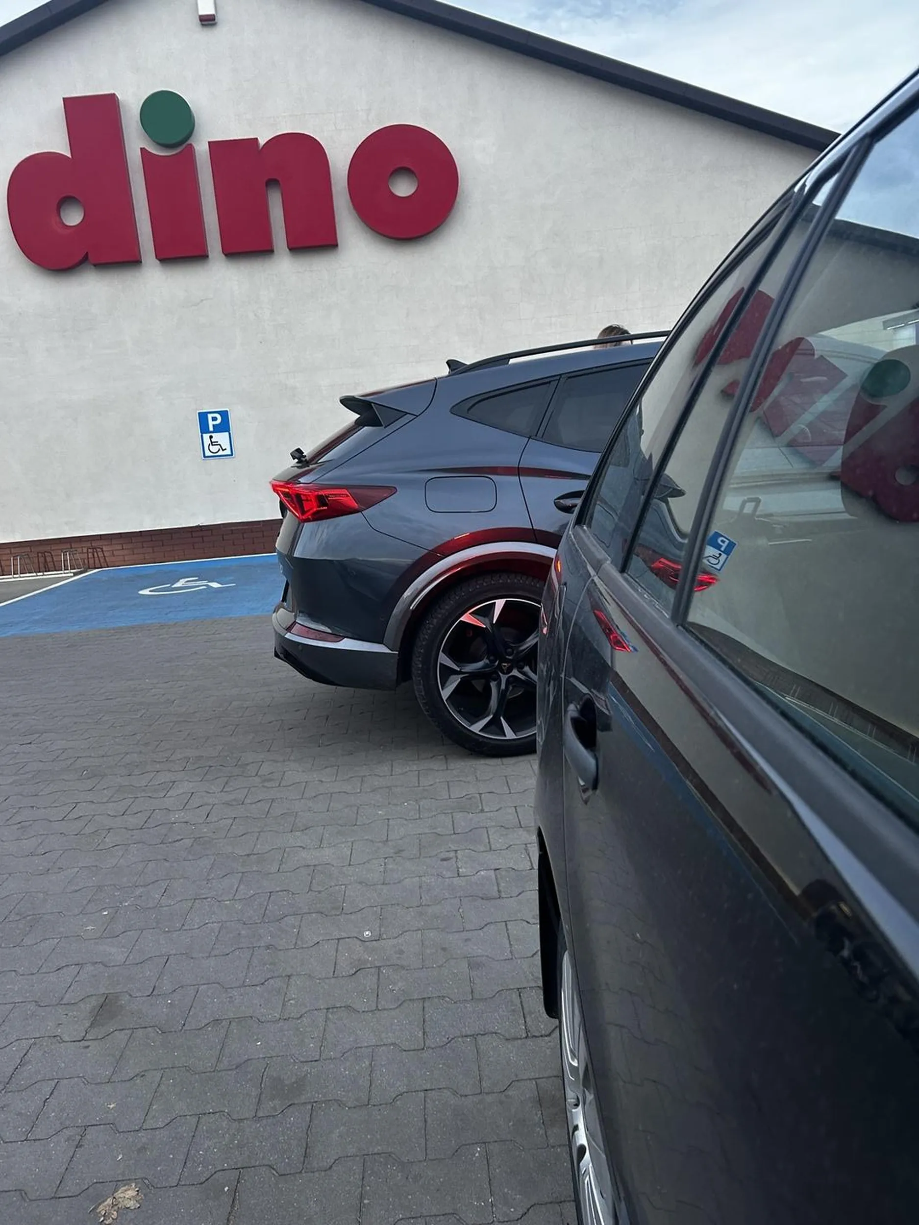 Wielka paniusia zastawia ludzi parkujących pod Dino bo musi stanąć jak najbliżej paczkomatu bo nie doniesie do bagażnika dildo które jej przyszło