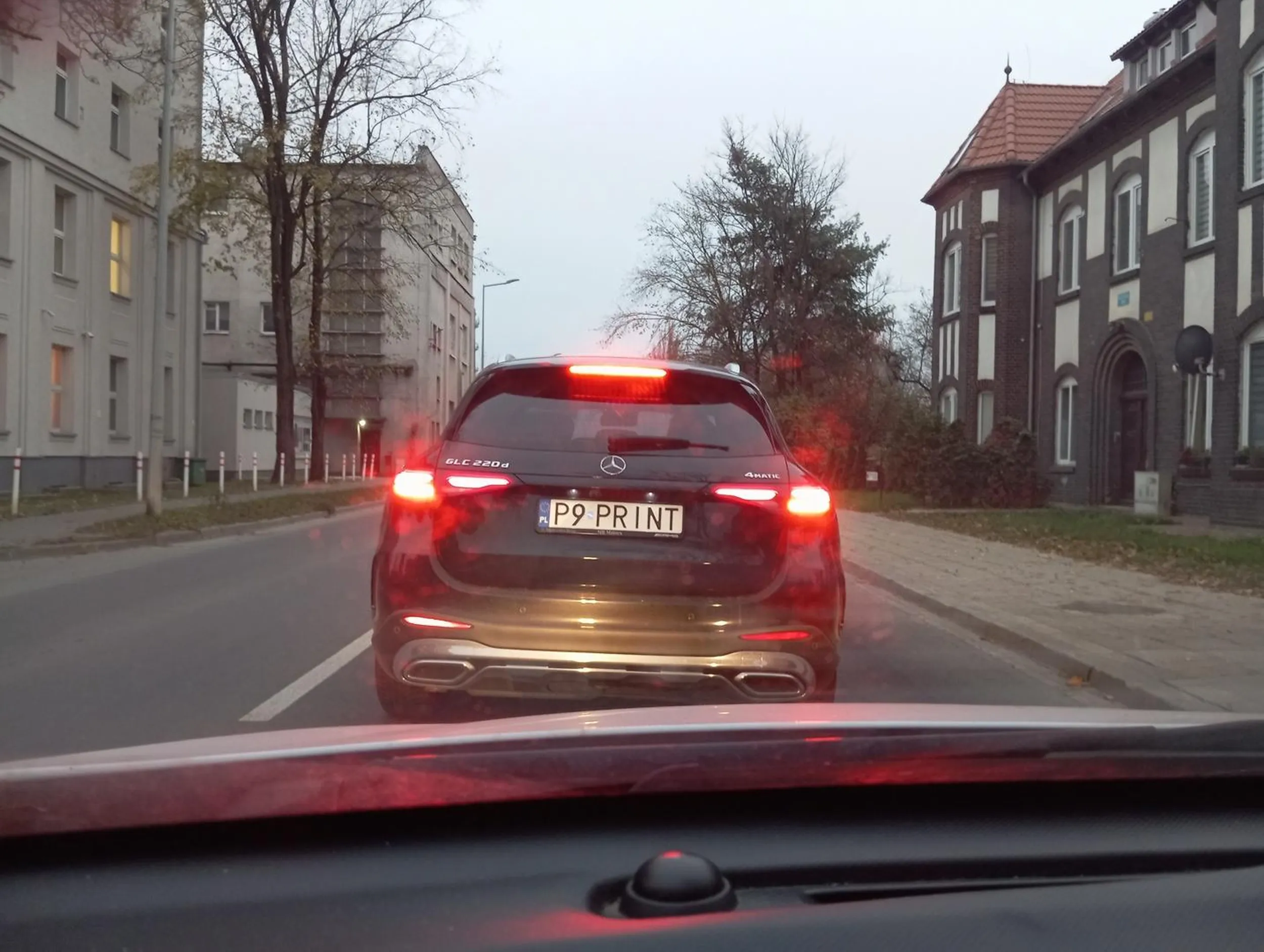 Nie patrzy w lusterka i próbuje spychać ludzi z drogi