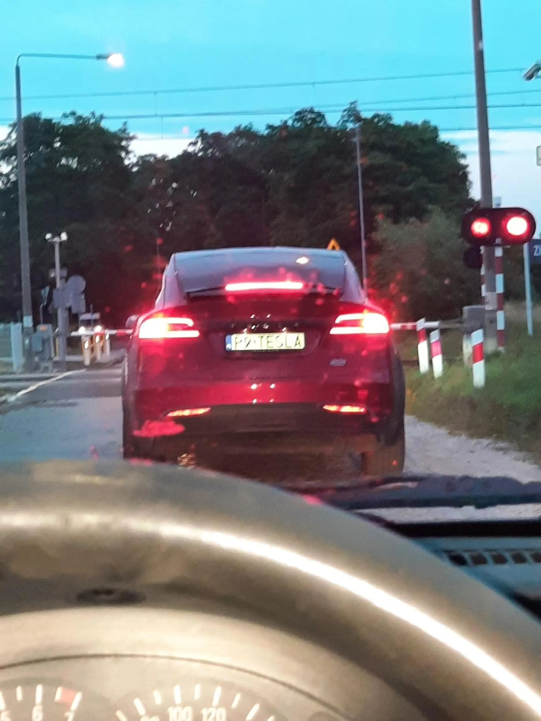 trabilem awaryjnymi swiecilem zeby lisa nie przejrchal ktory lezal to jeszcze przyspieszyl