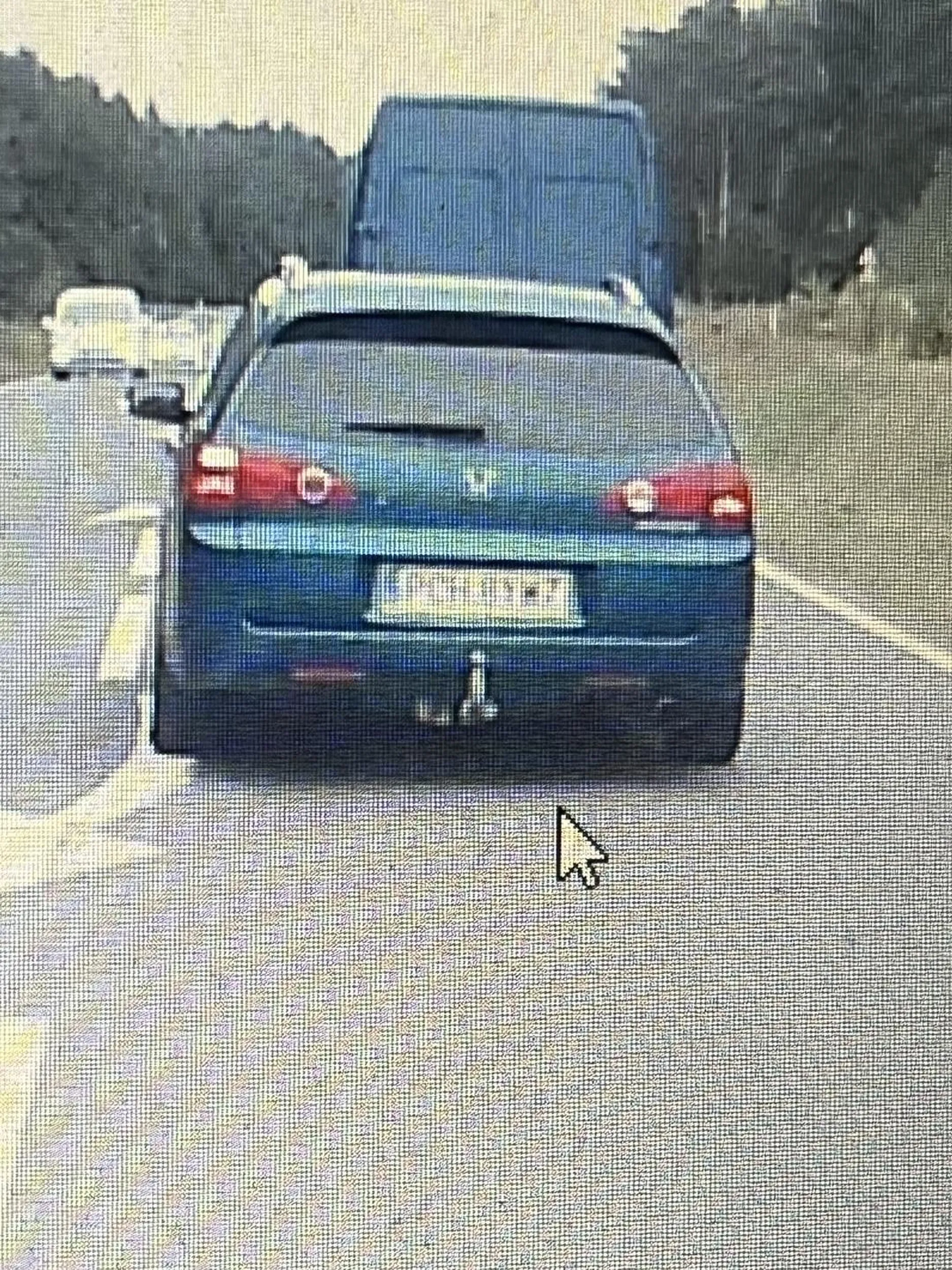 Ten kretyn chciał mnie zabić. Wyprzedza na czołówkę, zajeżdża drogę. Prawie  zabił by mnie i moje córki ten palant. Sprawa trafi na policję.