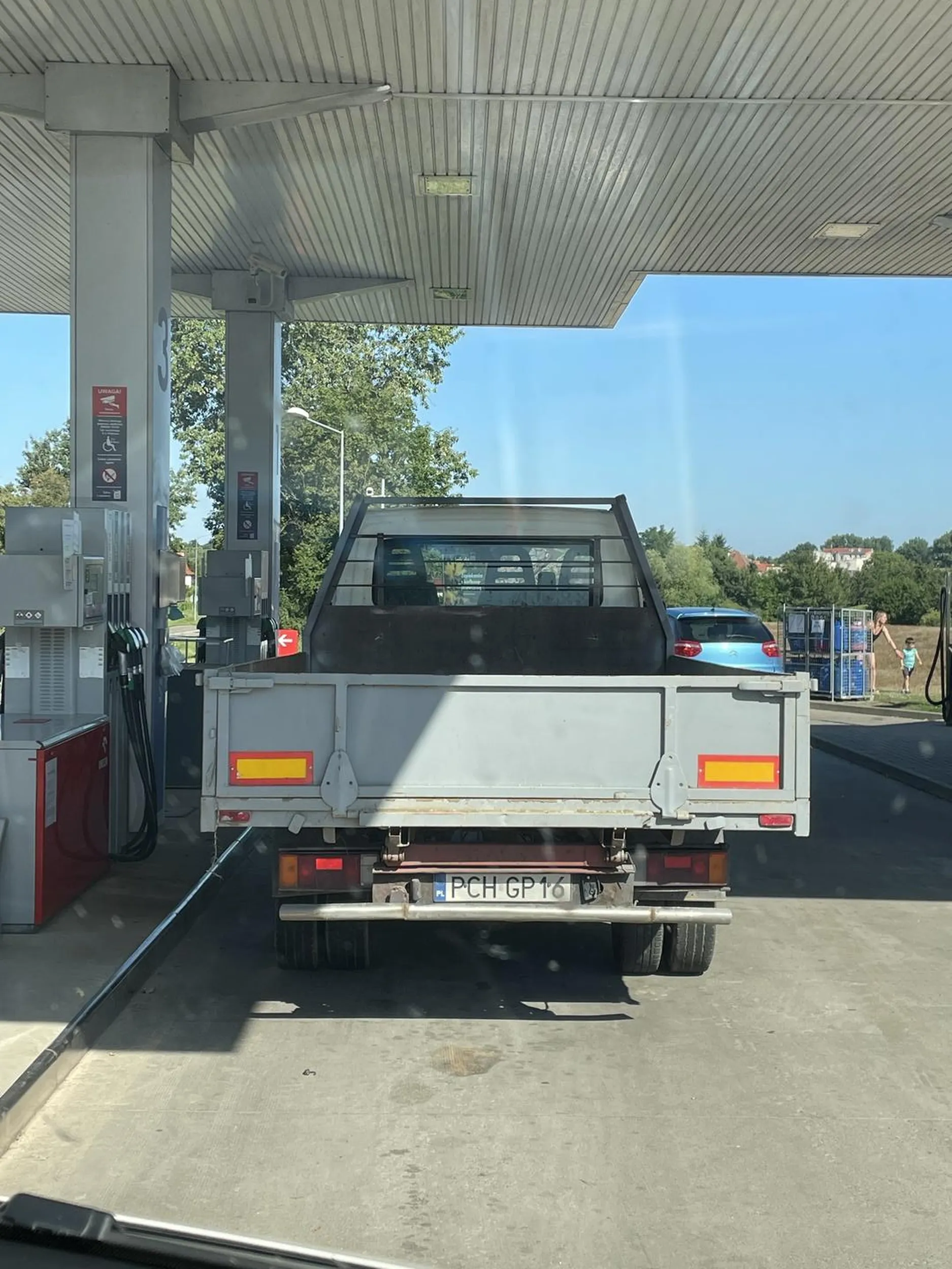 Blokują dystrybutory, stoją i pierdolą przy hotdogu na Orlenie.