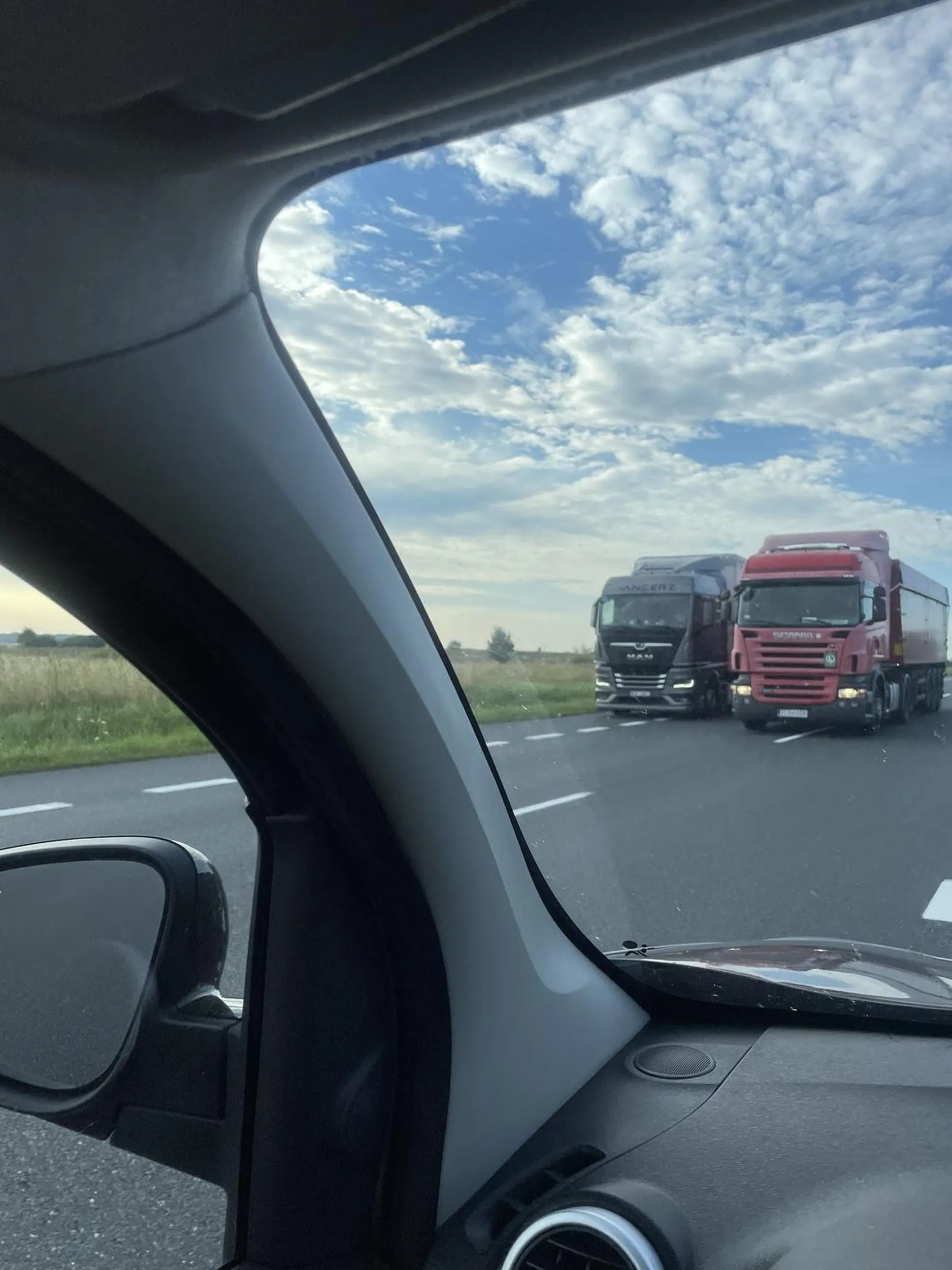 Wyprzedzanie na trzeciego, zmuszenie kierowcy pojazdu jadącego z naprzeciwka do niebezpiecznego manewru zjazdu na pas pobocza. Obwodnica Gorzowa Wielkopolskiego w dniu 26 lipca 2027r., w godzinach 7.30-8.00