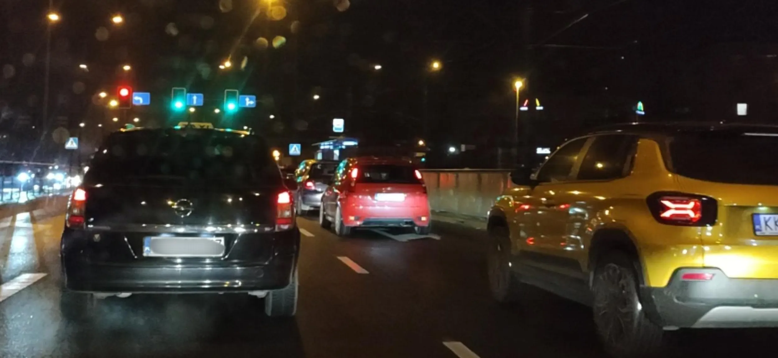 Jeździ ludziom na zderzaku. Zmienia pas w bardzo ryzykowny sposób. A wszystko po to żeby znaleźć się trzy samochody wcześniej na odcinku 2 km co daje 5 sekund zysku