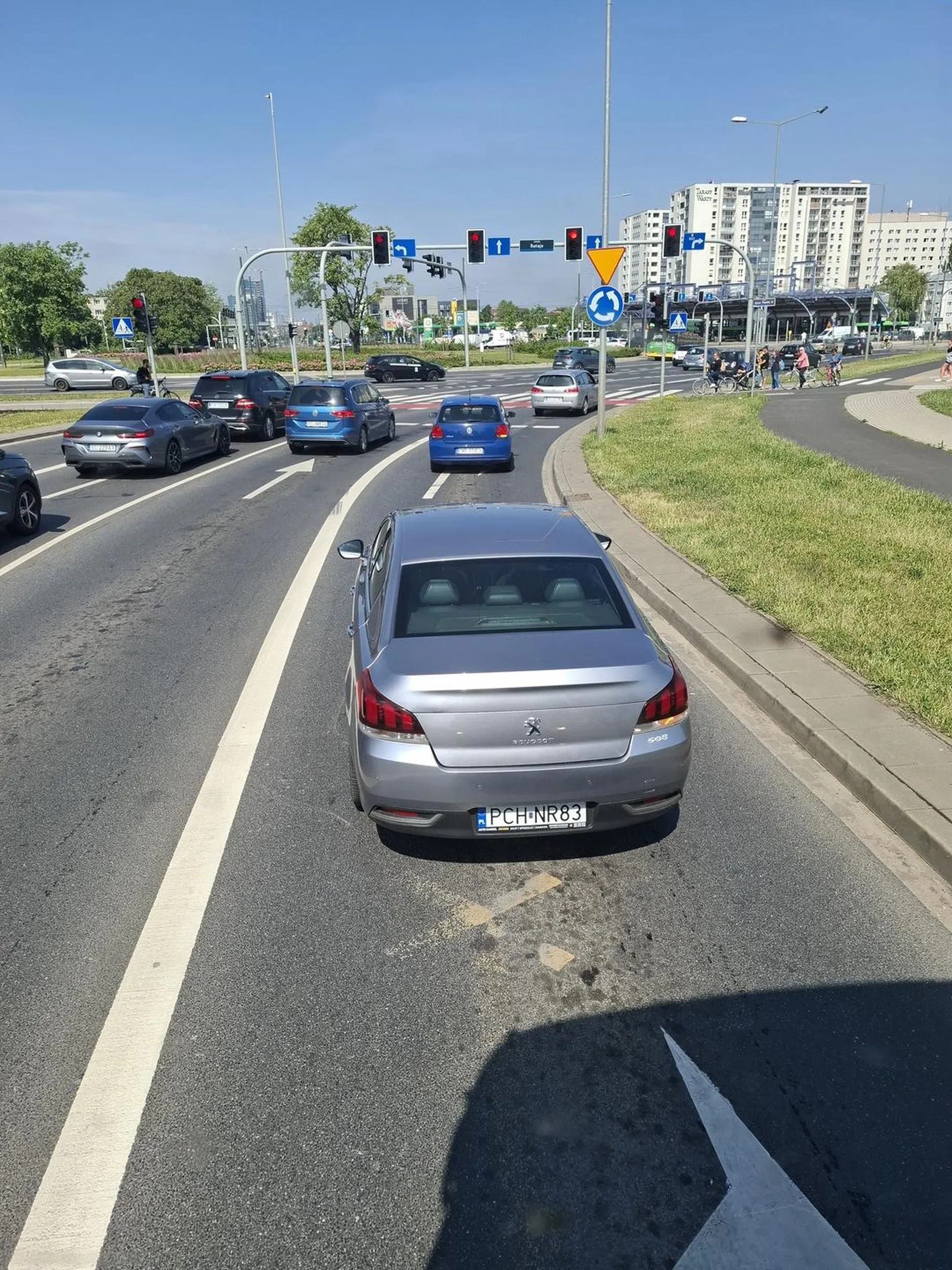 Najpierw się wpierdolił przede mnie a potem przejechał na czerwonym
