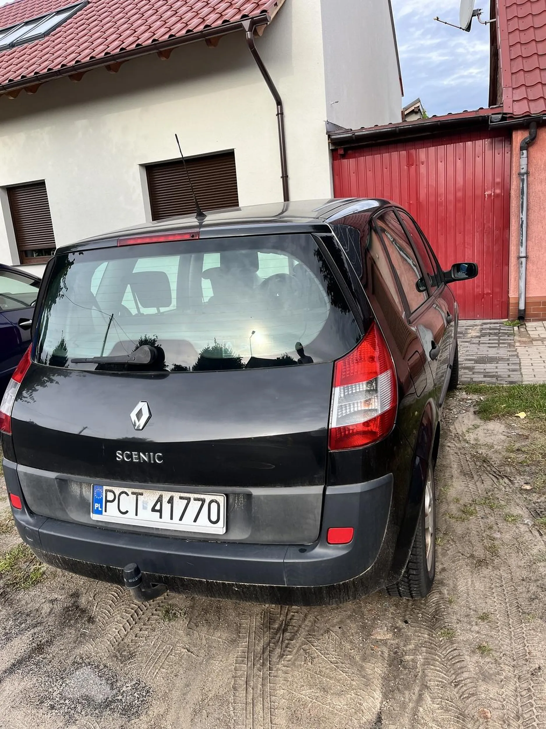 Nie parkuj innym pod bramą wjazdową :)