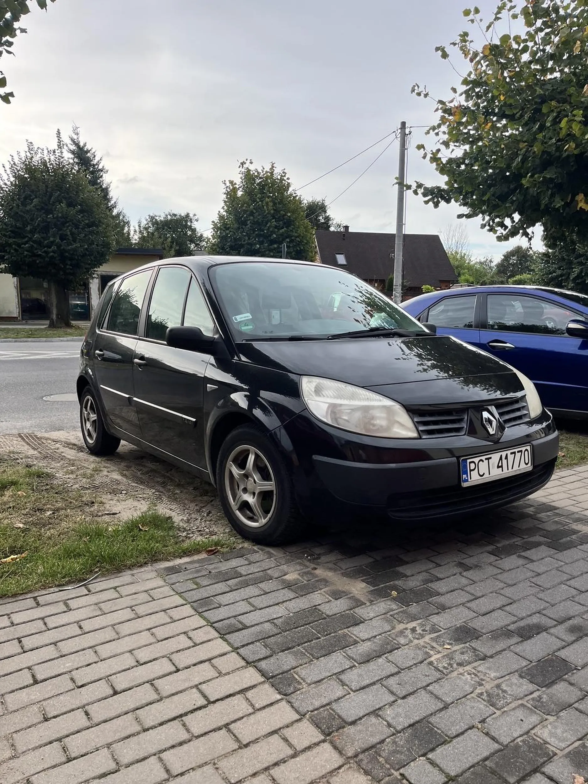 Nie parkuj innym pod bramą wjazdową :)