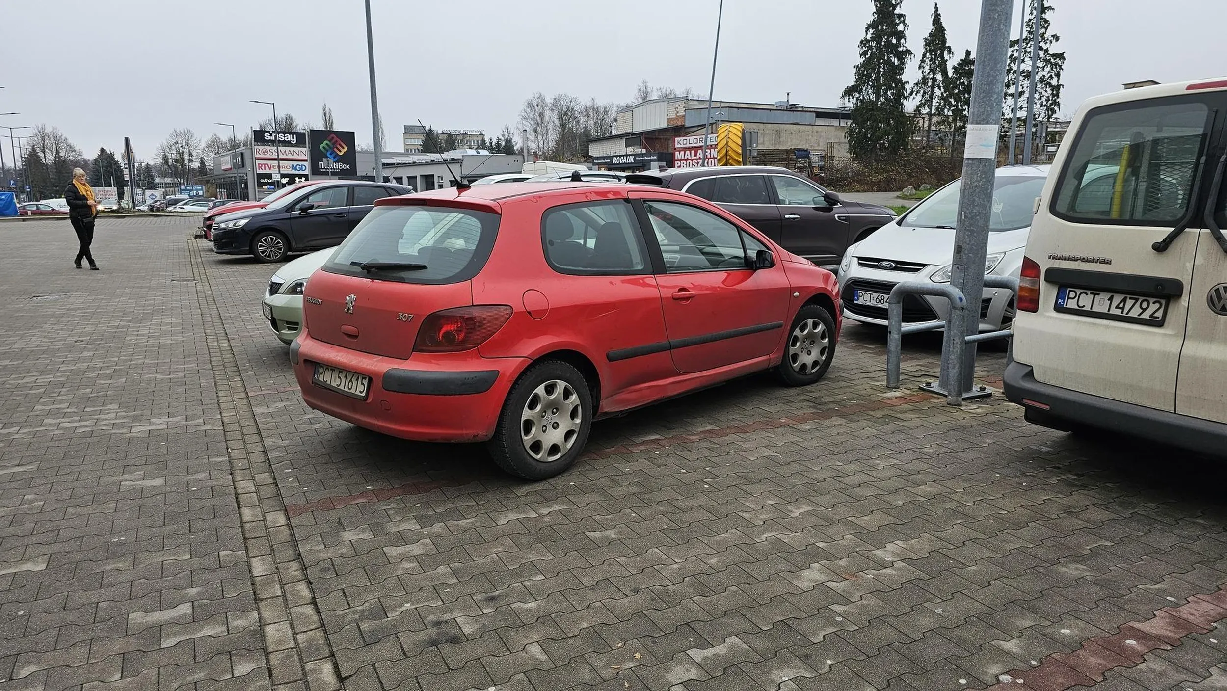 Rewelacyjne umiejetnosci prakowania. Nastepnym razem proponuje postawic wzdluz i zajac 4 miejsca... obys skonczyla amebo w rowie.