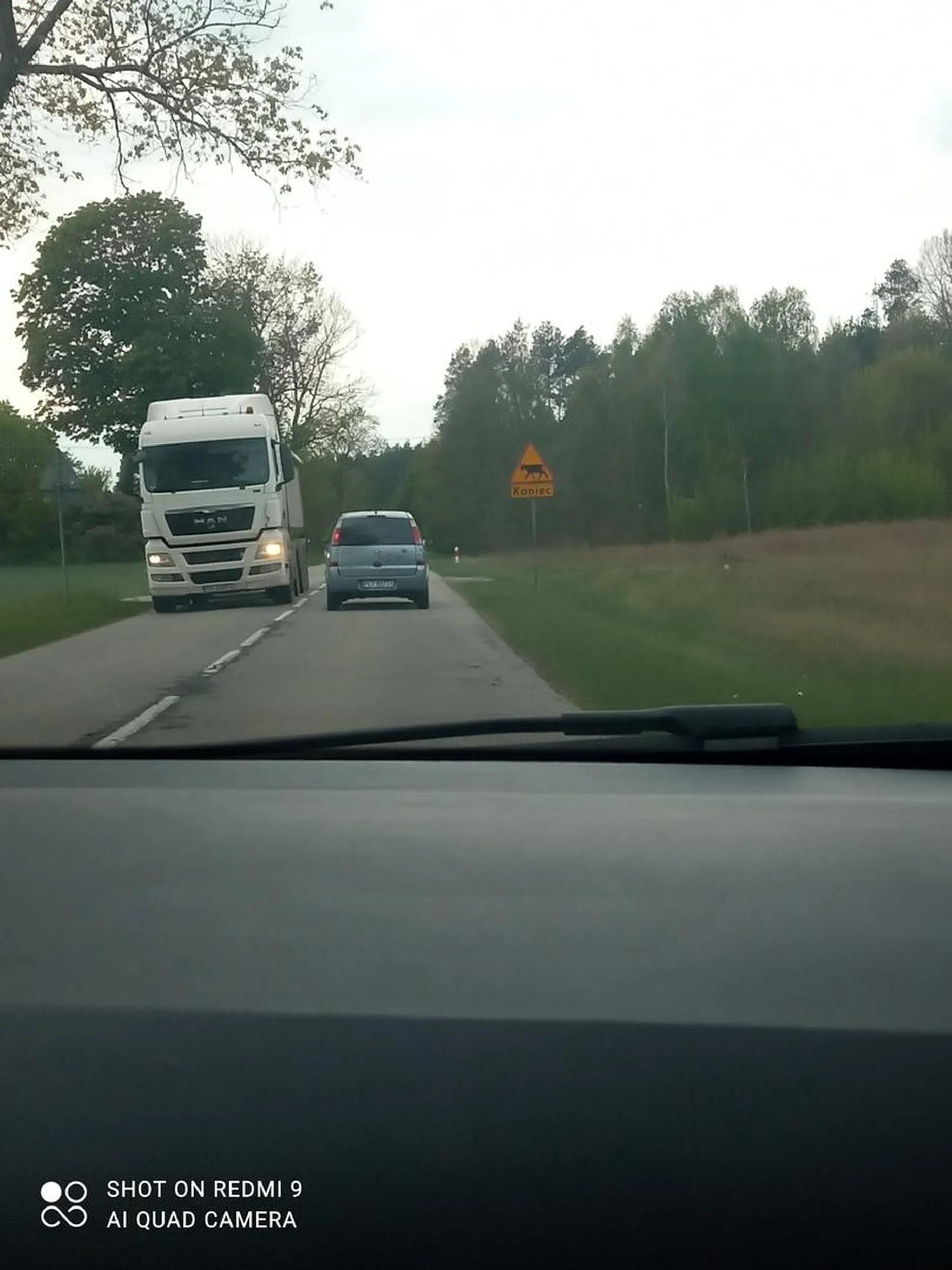 Uwaga nie można go wyprzedzić bo przyśpiesza i zjeżdża na środek+chamuje ruch muli