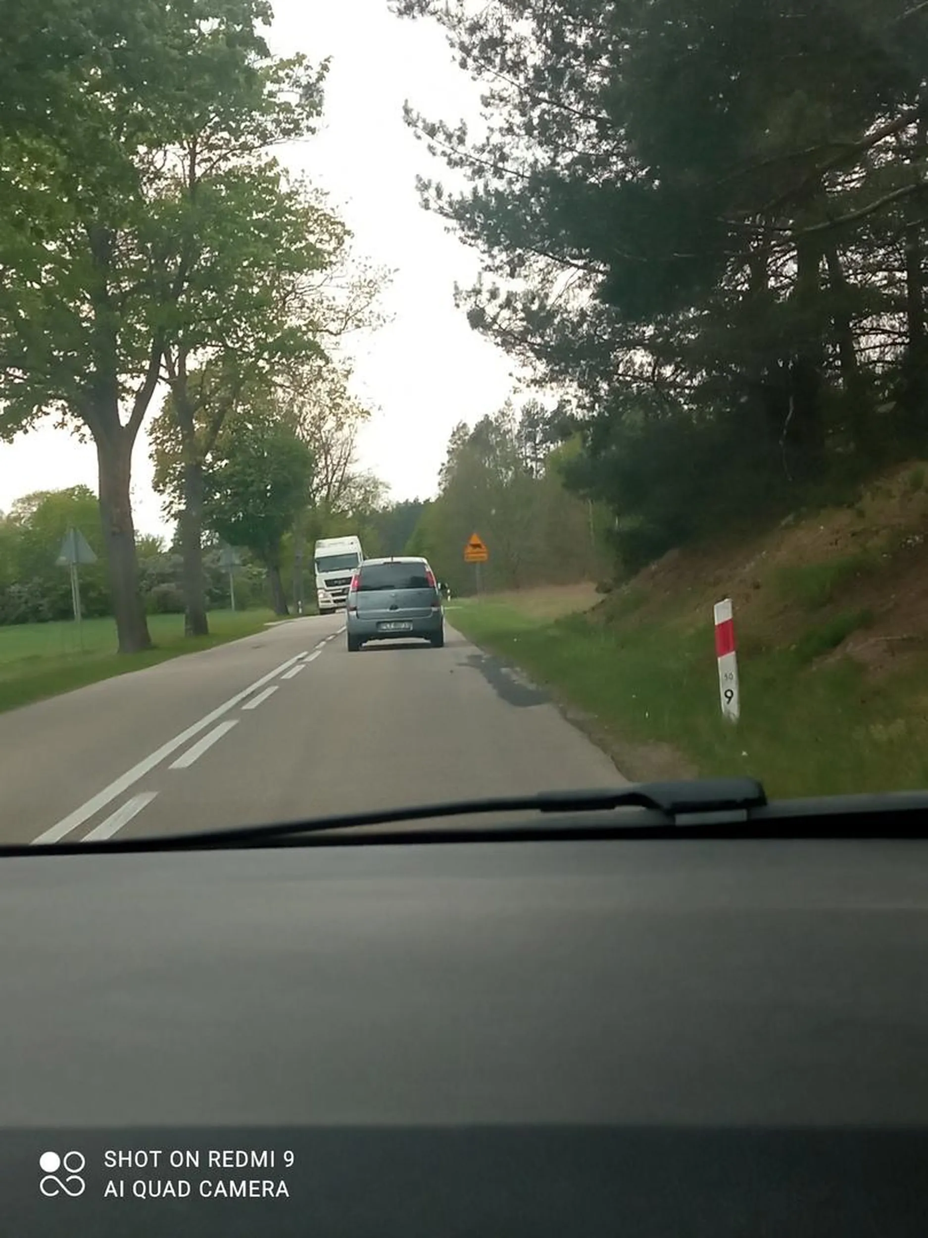 Uwaga nie można go wyprzedzić bo przyśpiesza i zjeżdża na środek+chamuje ruch muli