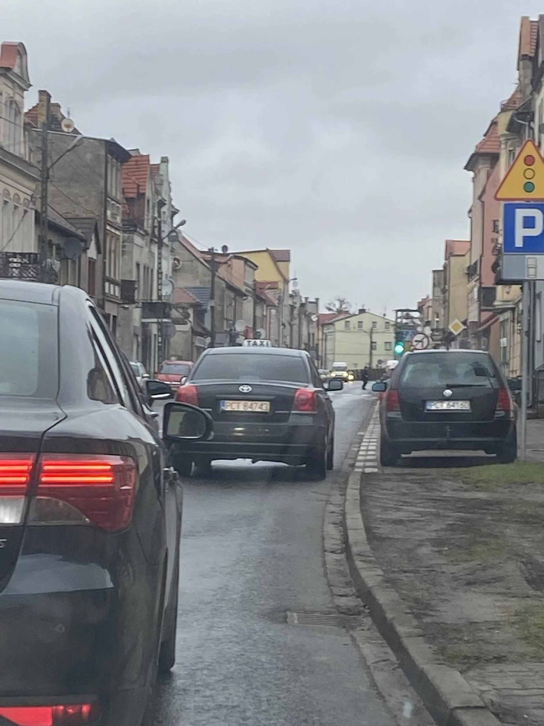 Stoi na środku miasta w centrum bez świateł i niczego blokując drogę