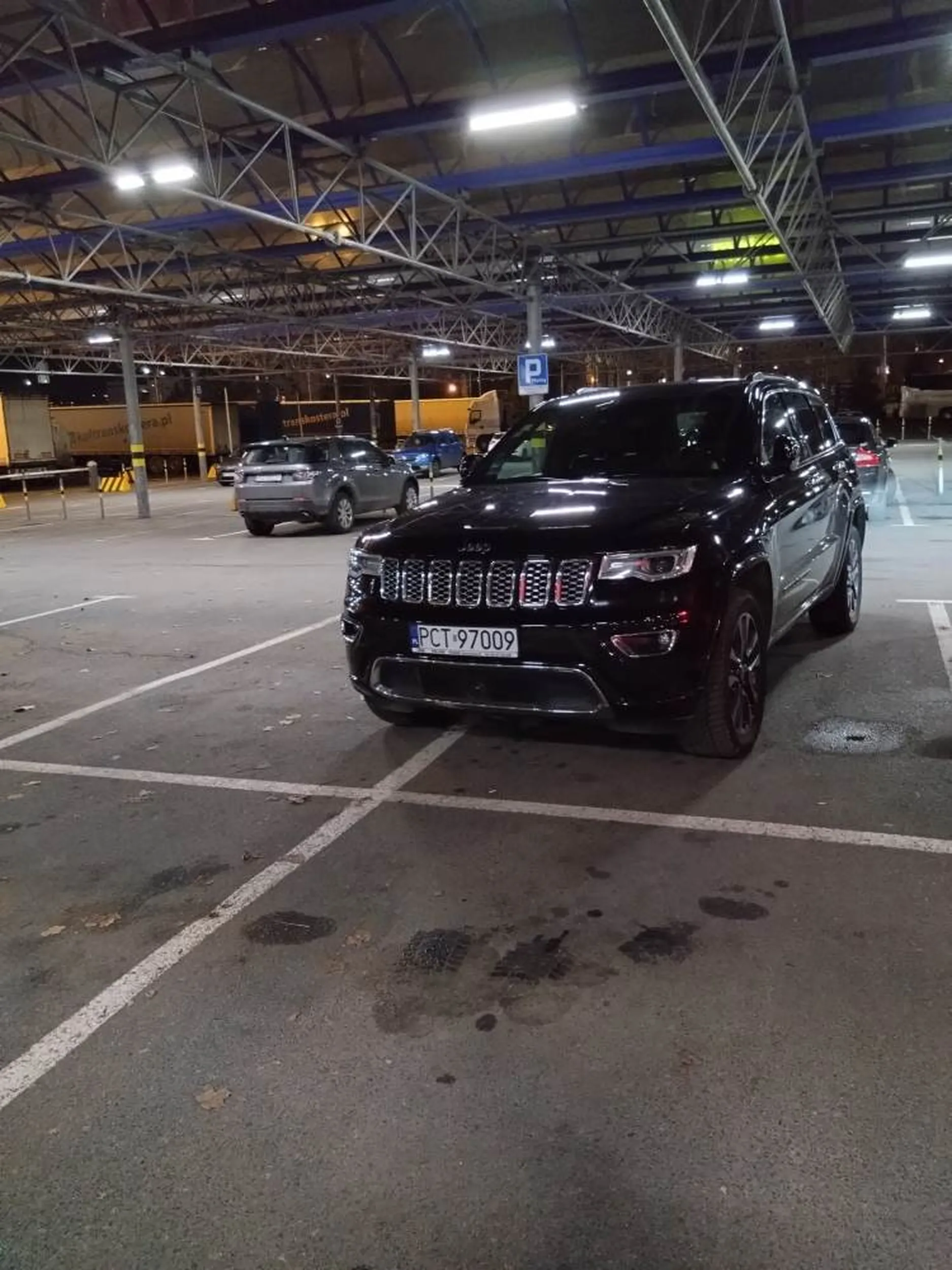 Jestem duży, więc nie muszę umieć parkować. Parking Makro Poznań 30/12/2023