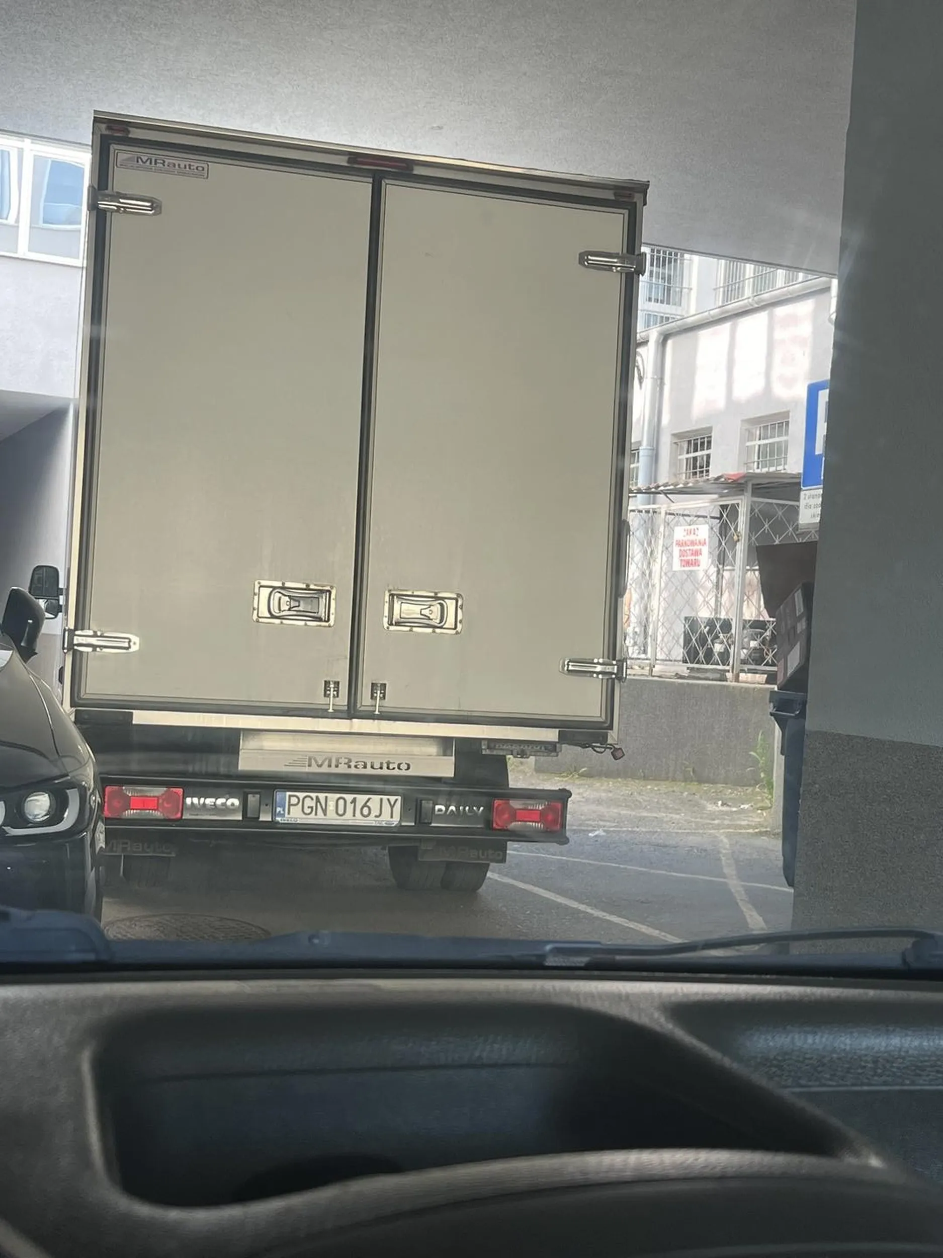 Pan zastawił przejazd na środku pomimo wyznaczonej strefy dostawy uniemożliwiając zaparkowanie. Poroszony o przeparkowanie nie odezwał się słowem :)