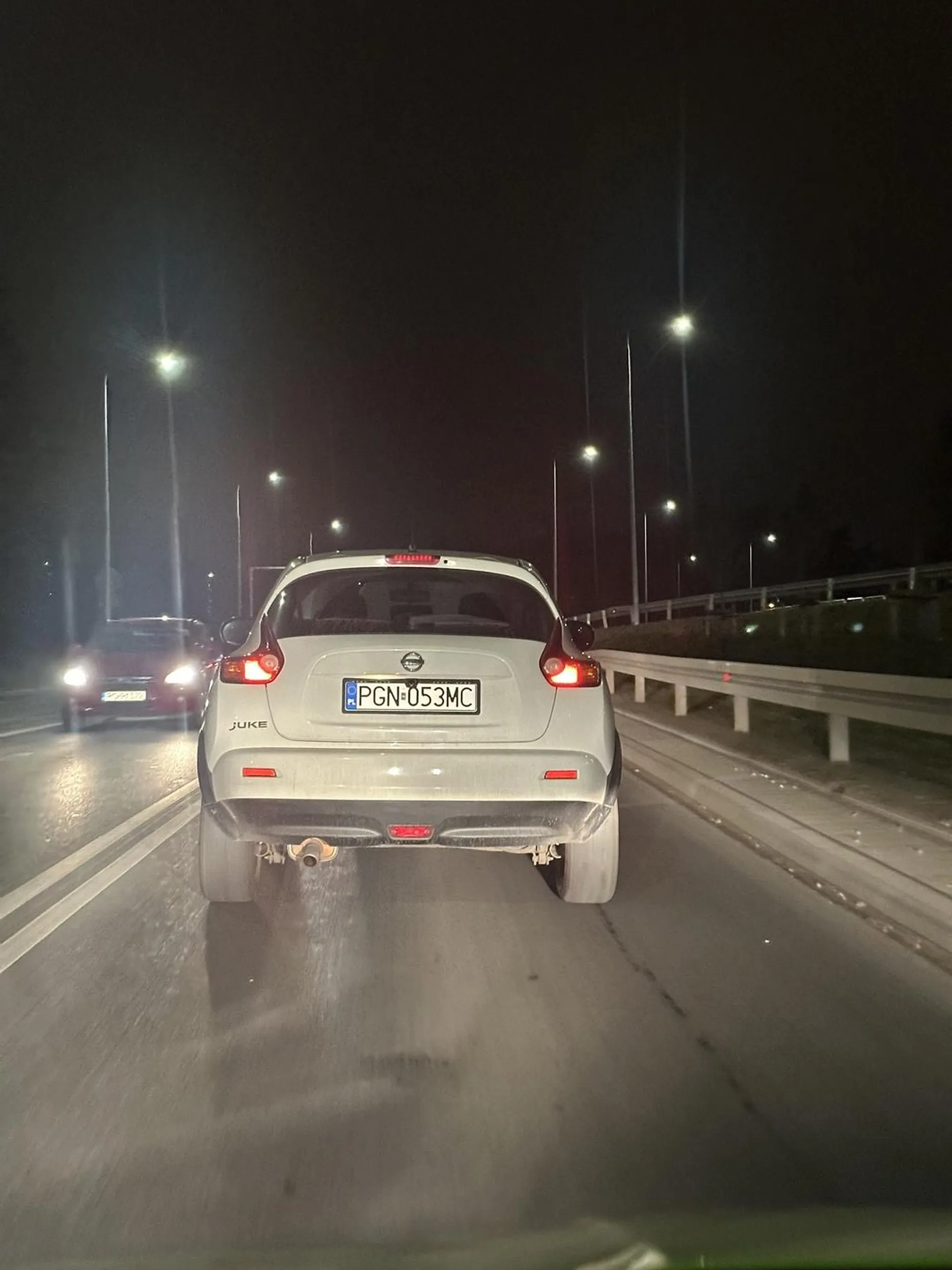 Prawko wygrane prawdopodobnie w dziekance po dobrym sprawowaniu sie w psychiatryku , z pasa do jazdy w prawo kolega/kolezanka przecina po zebrze na pas jazdy prosto spychajac tym mnie z drogi. Polecam zabrac prawko bądz wyslac na psychotesty .