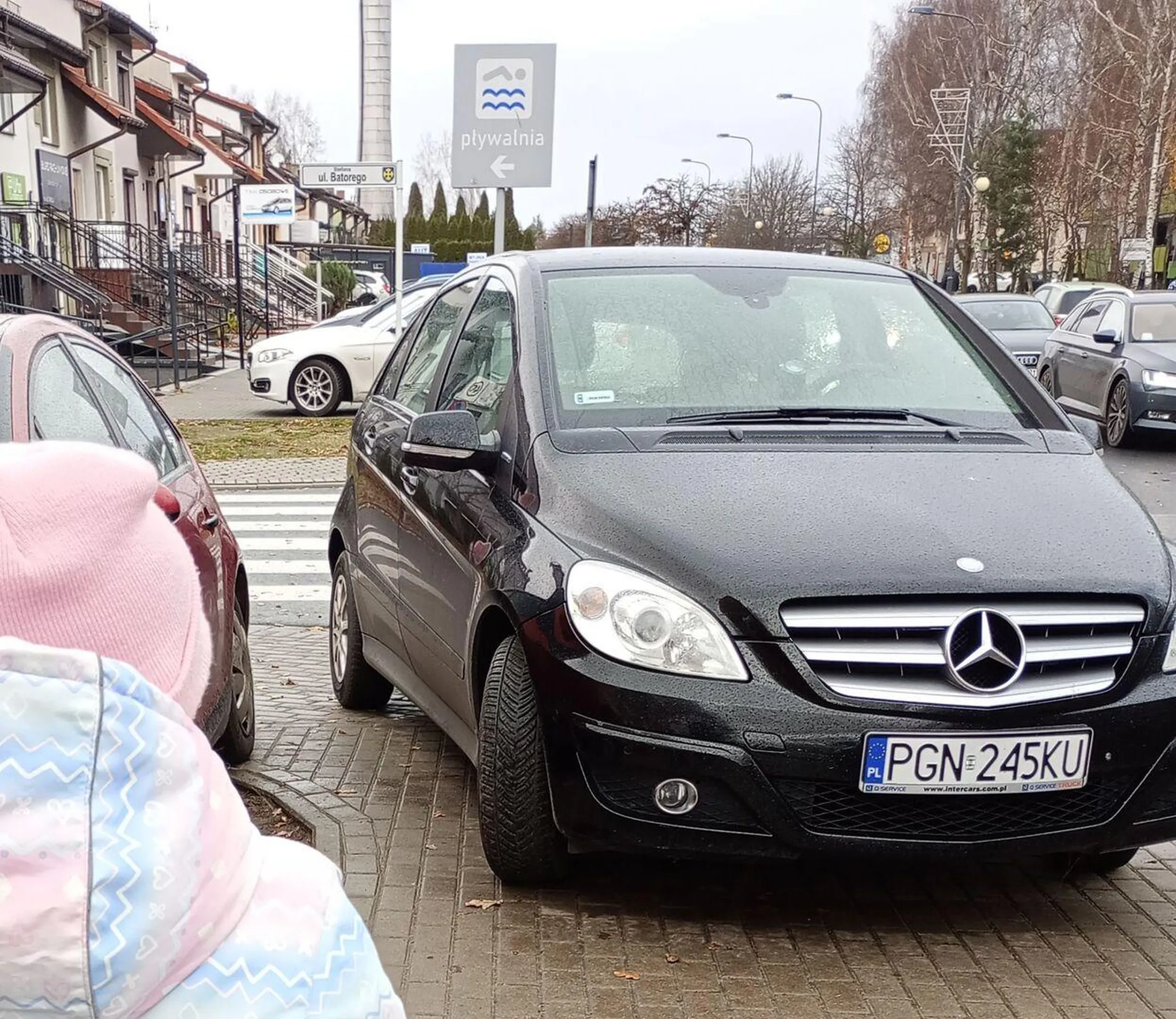 Staje na całej szerokości chodnika zastawiając dostęp do pasów, tak że dziecko o kulach miało problem przejść. A to wszystko pod Szkołą Podstawową nr 3 w Słupcy.