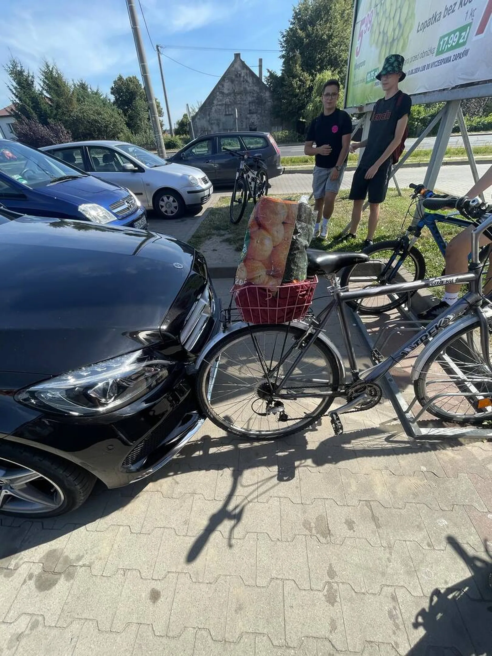 Pani czarnego merola bardzo pięknie zaparkowała w dozwolonym miejscu parkowania pozdrawiam kierowcę tego auta niech się nauczy parkować pozdrawiam.