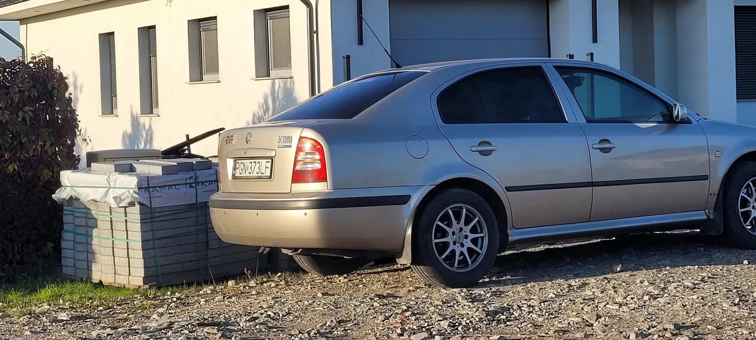 To jest droga dojazdowa nie parking matole , sam nie jesteś dojazd do posesji następnym razem zapłacisz za ponowny dojazd z hurtowni oraz mandat. Parkować na środku zakrętu co trzeba mieć w głowie jakieś braki.
