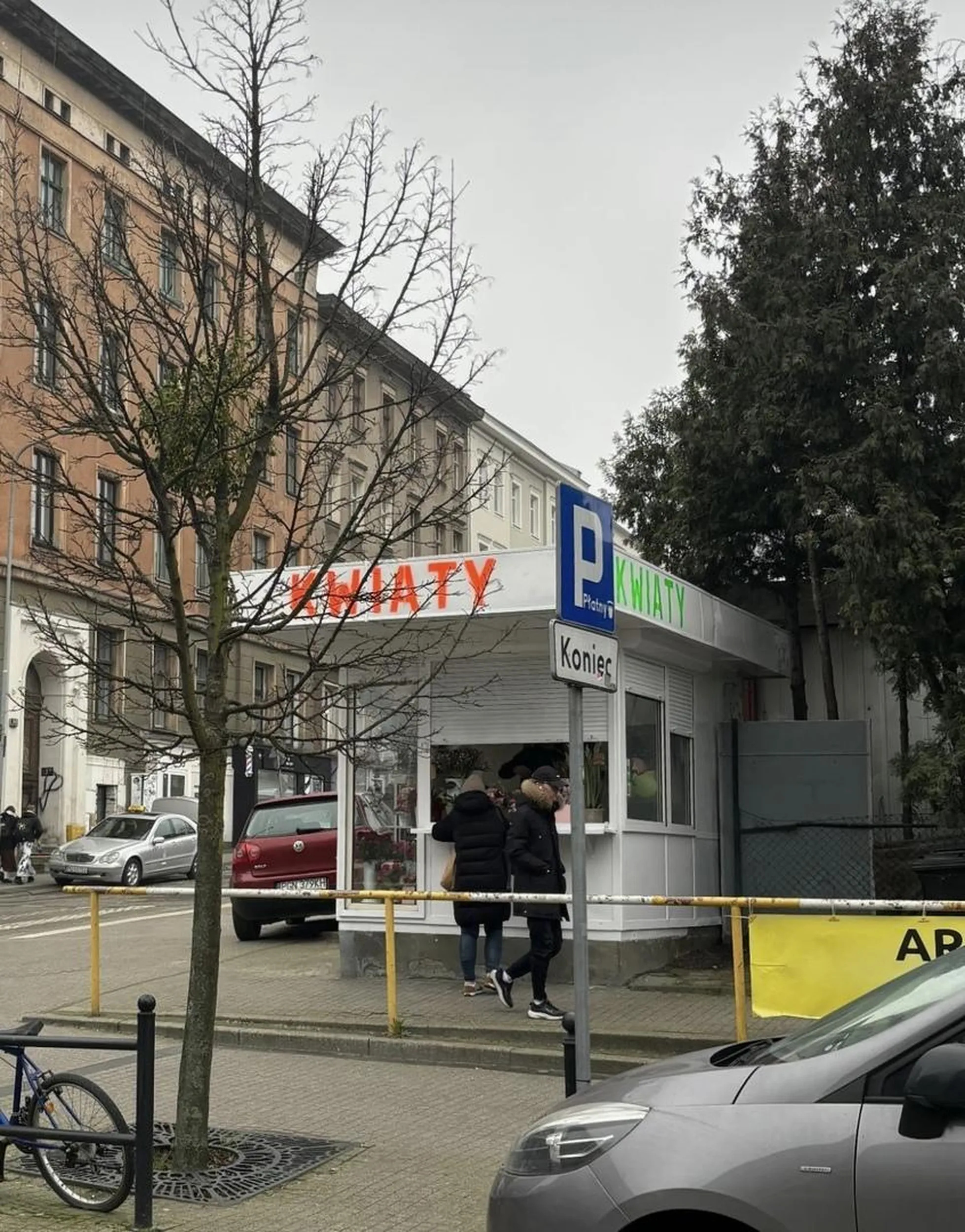 Kierowca jeździ po chodniku wjeżdżając przez przejście dla pieszych dodatkowo nielegalnie na nim parkuje.