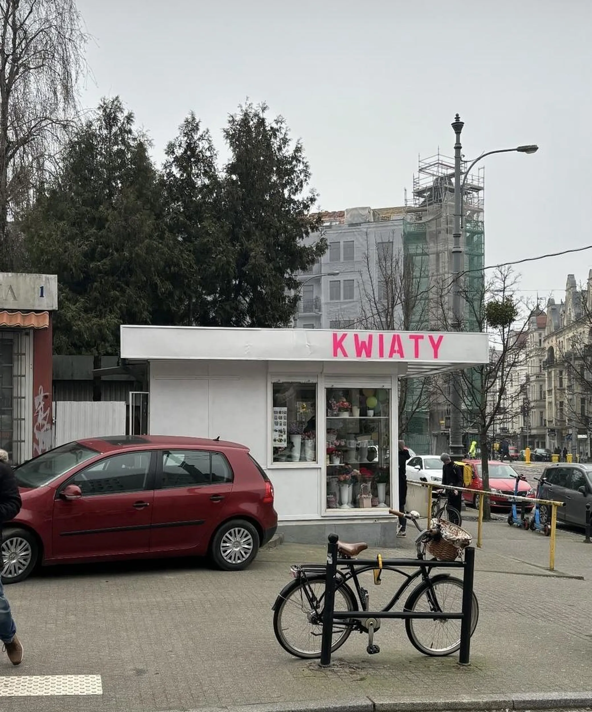 Kierowca jeździ po chodniku wjeżdżając przez przejście dla pieszych dodatkowo nielegalnie na nim parkuje.