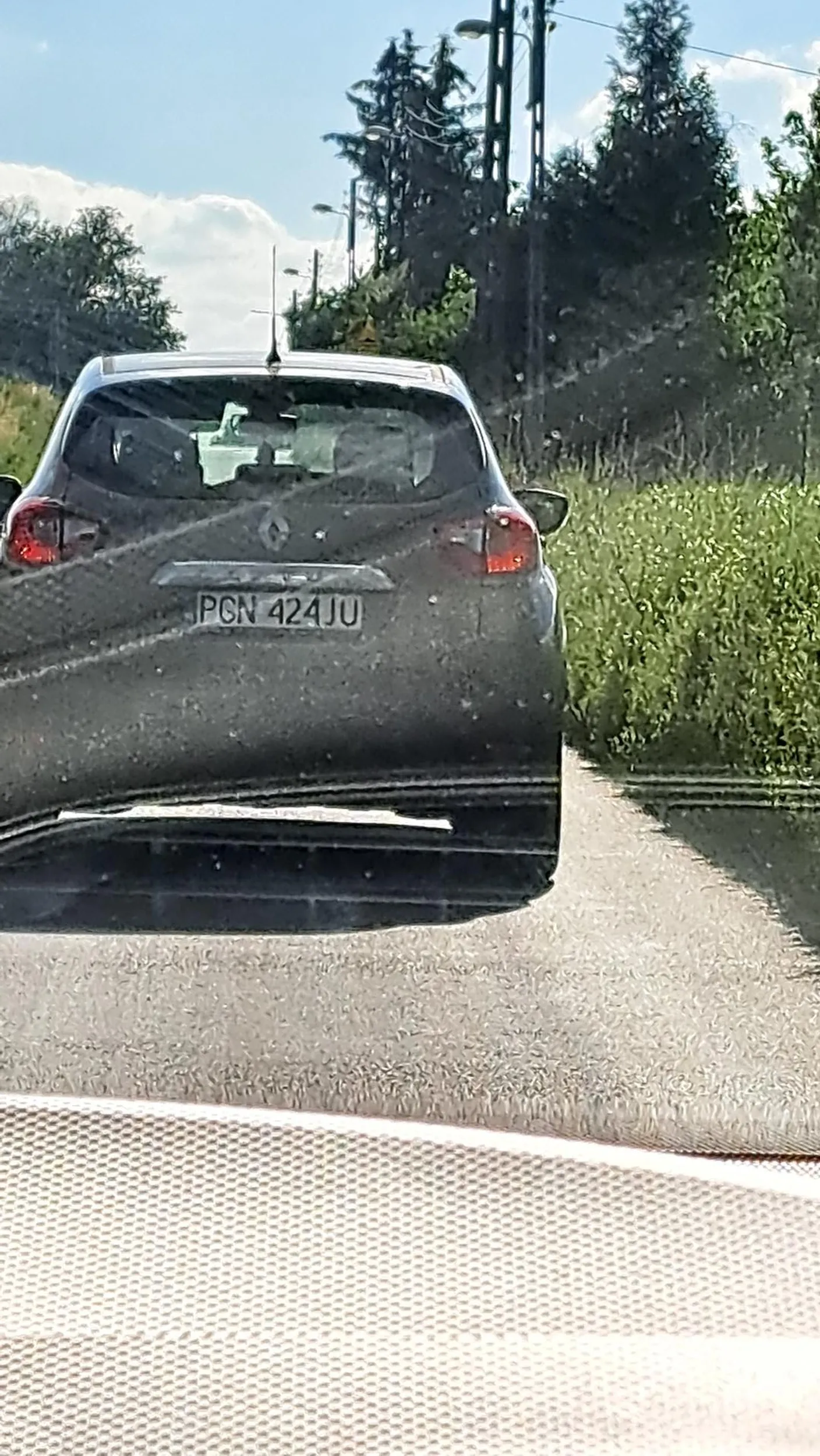 Baba chamsko wyprzedza na zakręcie oraz przejściu dla pieszych, dodatkowo trąbi na samochody jadące przepisowo