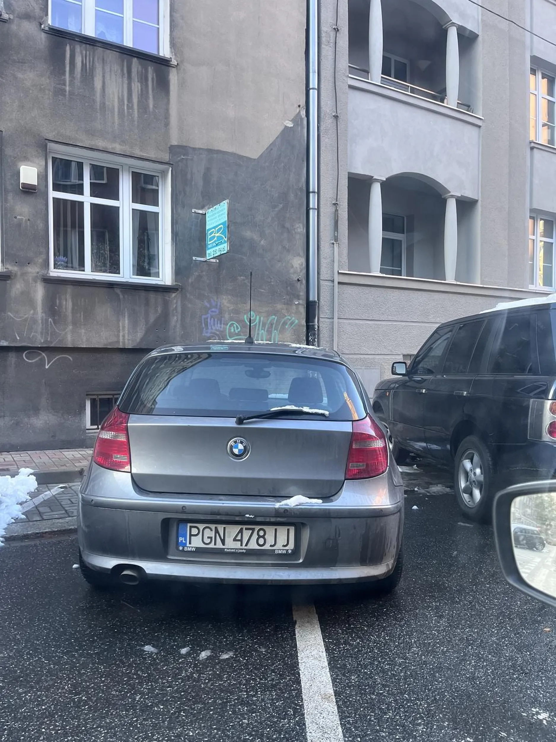 Parkowanie na jednym miejscu postojowym to dla tej osoby wyczyn, na który w życiu się nie potrafiła zebrać. Proszę wyrzucić prawo jazdy bo ewidentnie tu nie jest potrzebne ;)