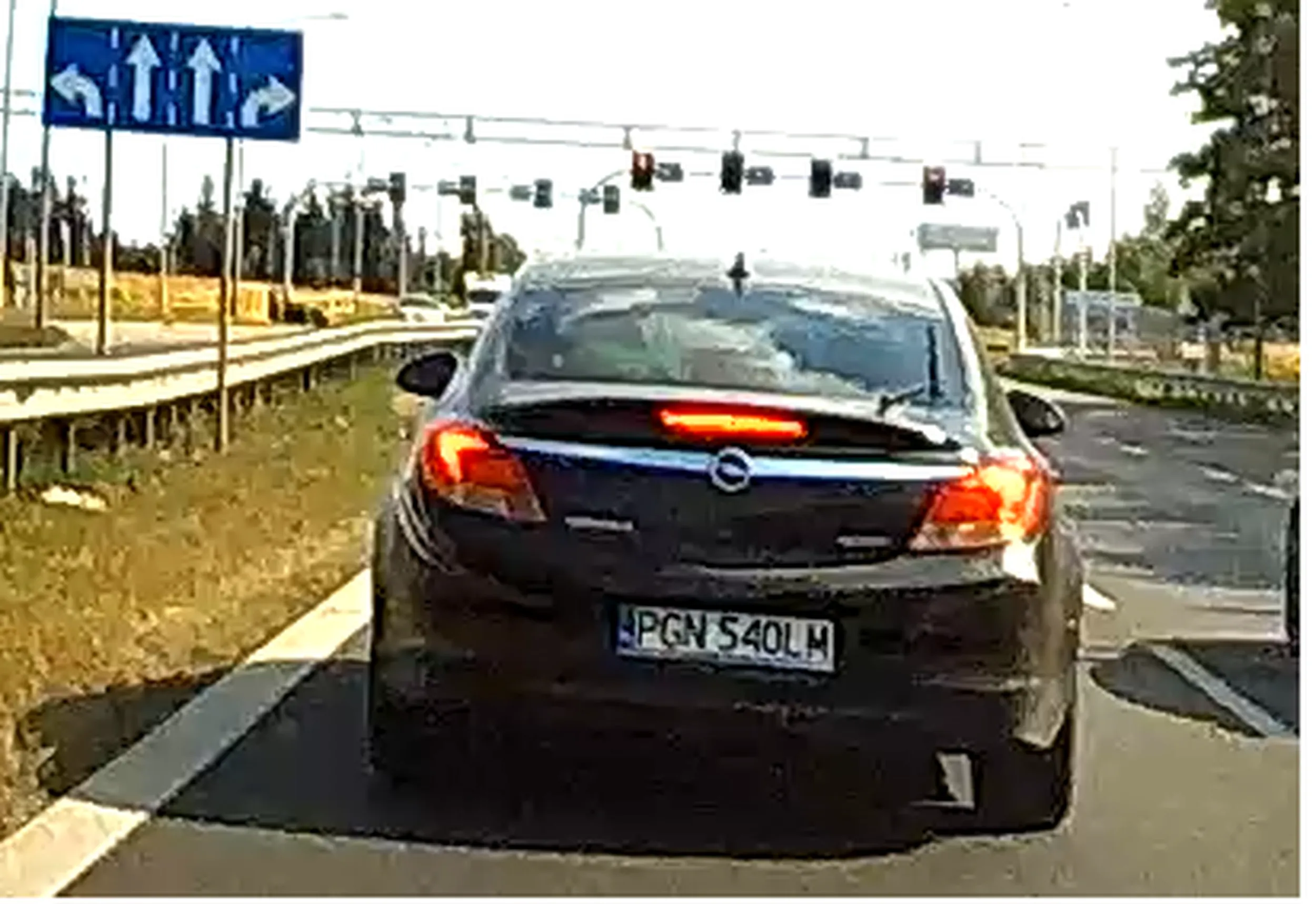 Kierowca Opla Insigni ma chyba kompleks małego przyrodzenia. Jedzie lewym pasem, podczas gdy prawy ma wolny. Na końcu usiłował dokonać zabójstwa, na pustej drodze zjeżdżając na mój pas. Sprawa zgłoszona