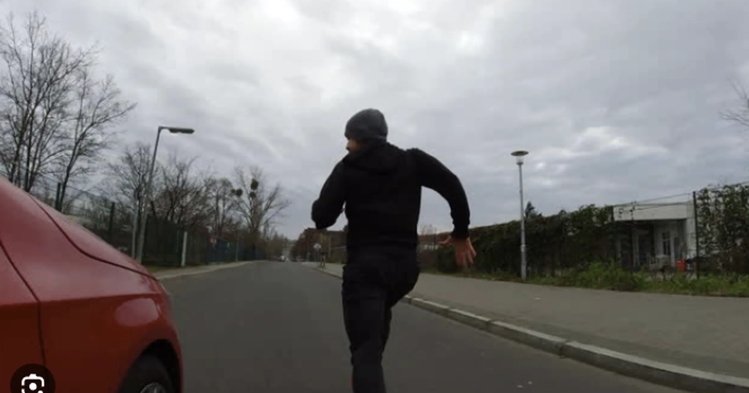 nie polecam gonił mnie po blokach przez przez godzinie niebieską astrą