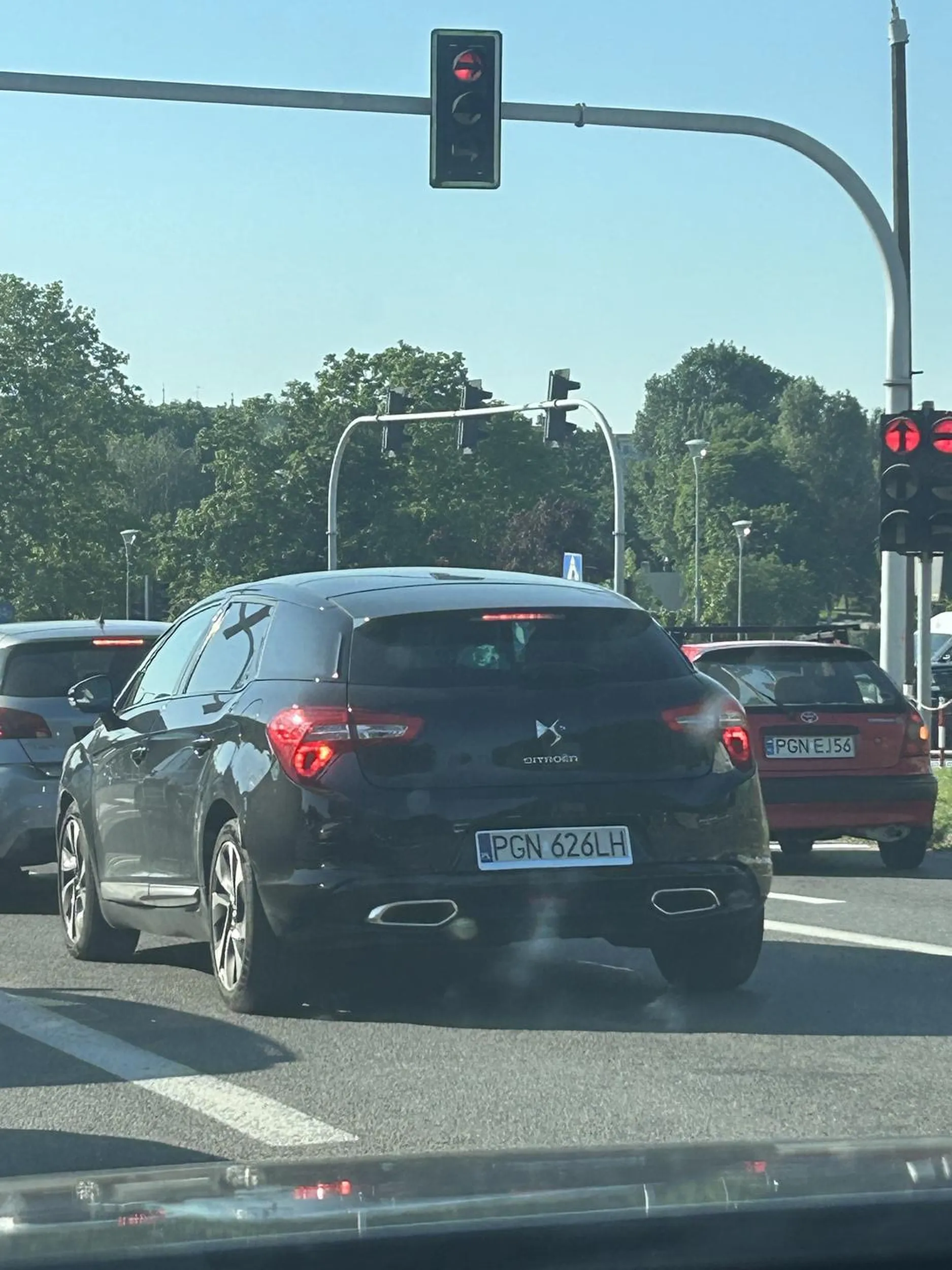 Blondynka myśli, że jak się wpuszcza jedno auto do ruchu to i ją też trzeba bo inaczej was strąbi, zajedzie drogę i prawie przyrysuje maskę. Takiej kretynce tylko trzeba zabrać prawo jazdy, dobrze że są nagrania