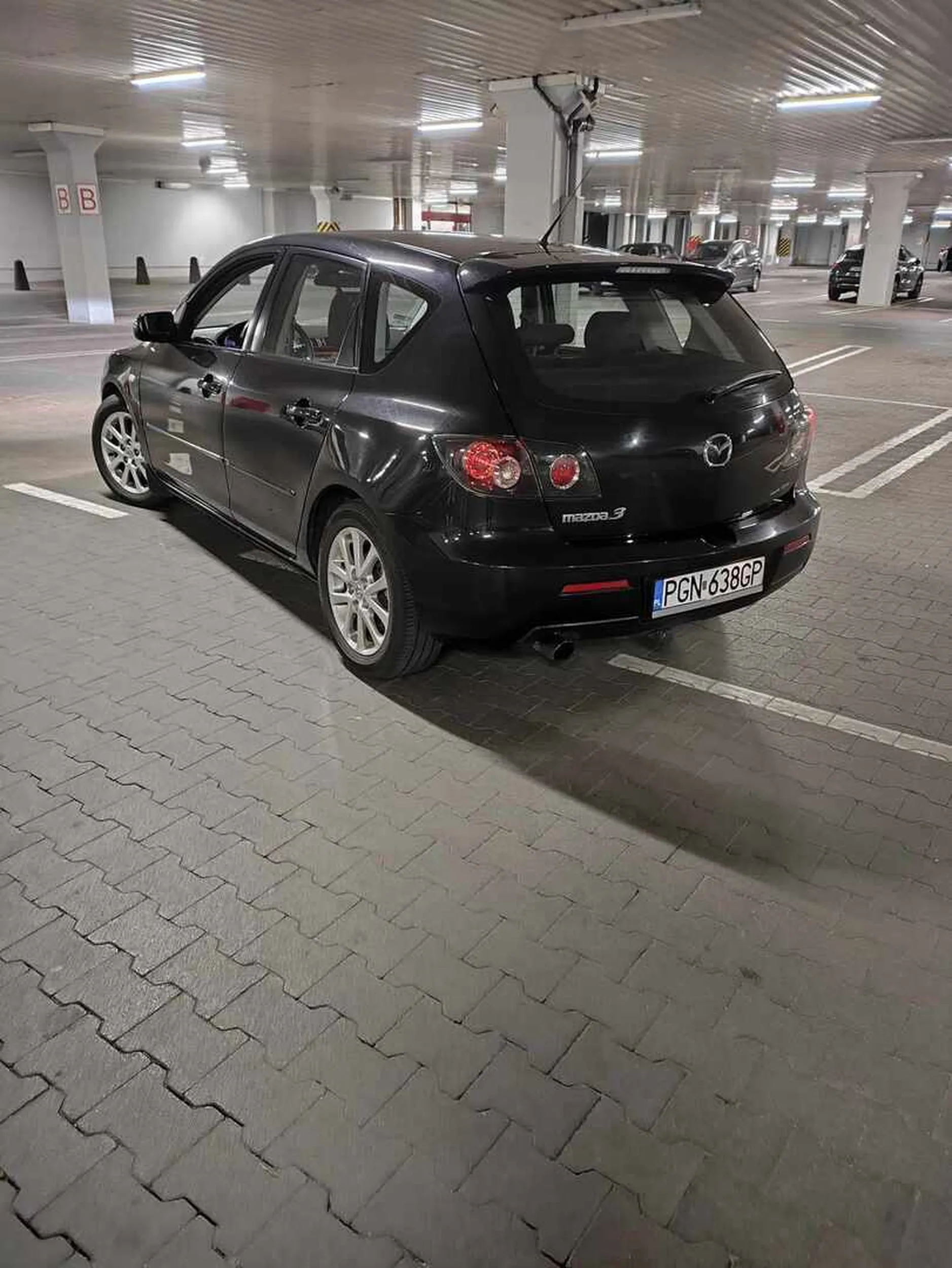 pirat drogowy typo mysli ze jest jakims rajdowcem. jezdzi w zabudowanym 200km/h gniezno bojcie sie czarnej mazdy 3 2009 sport