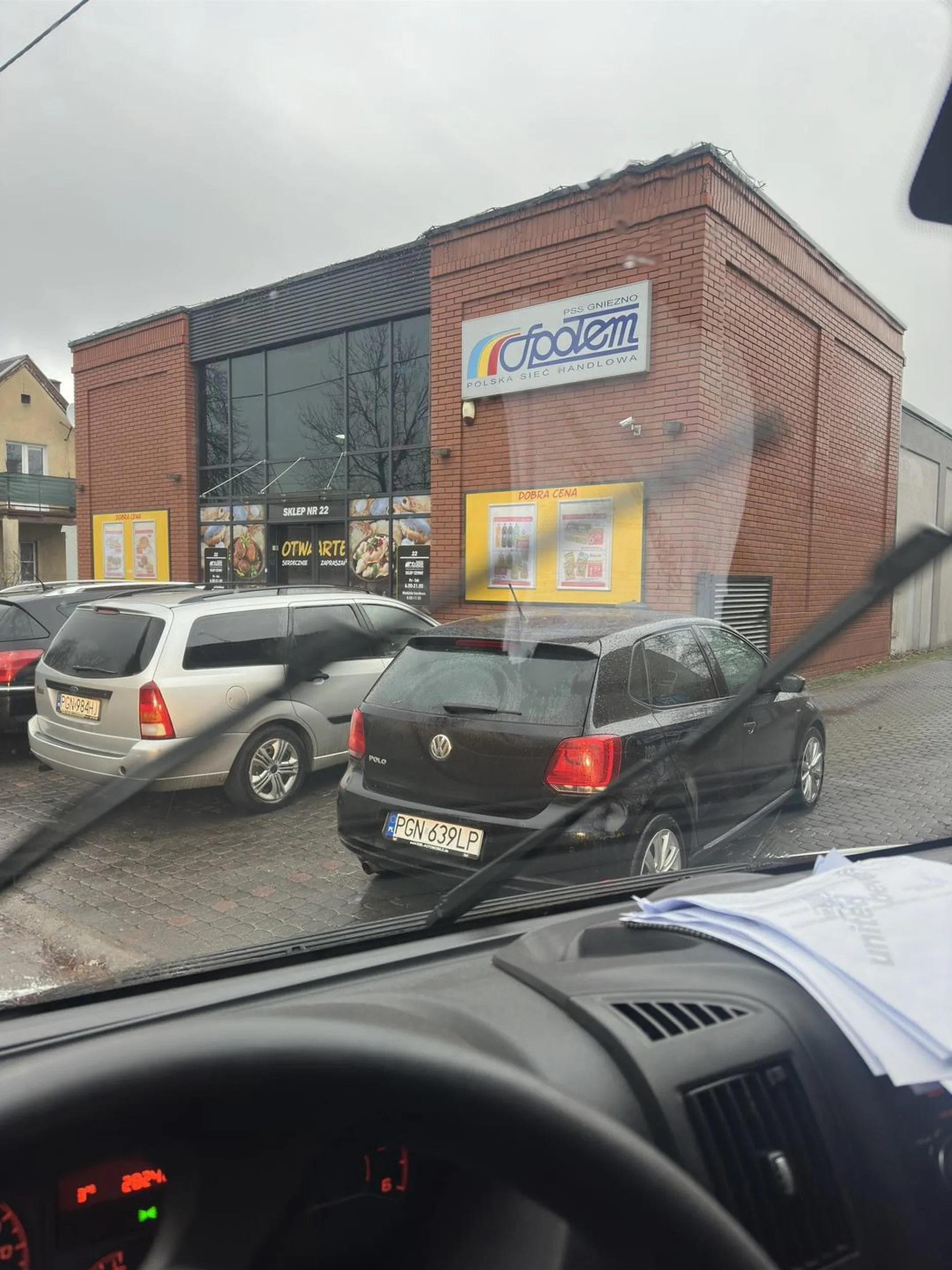 Parkuje na wjeździe do dostaw, prawo jazdy wygrane w chipsach