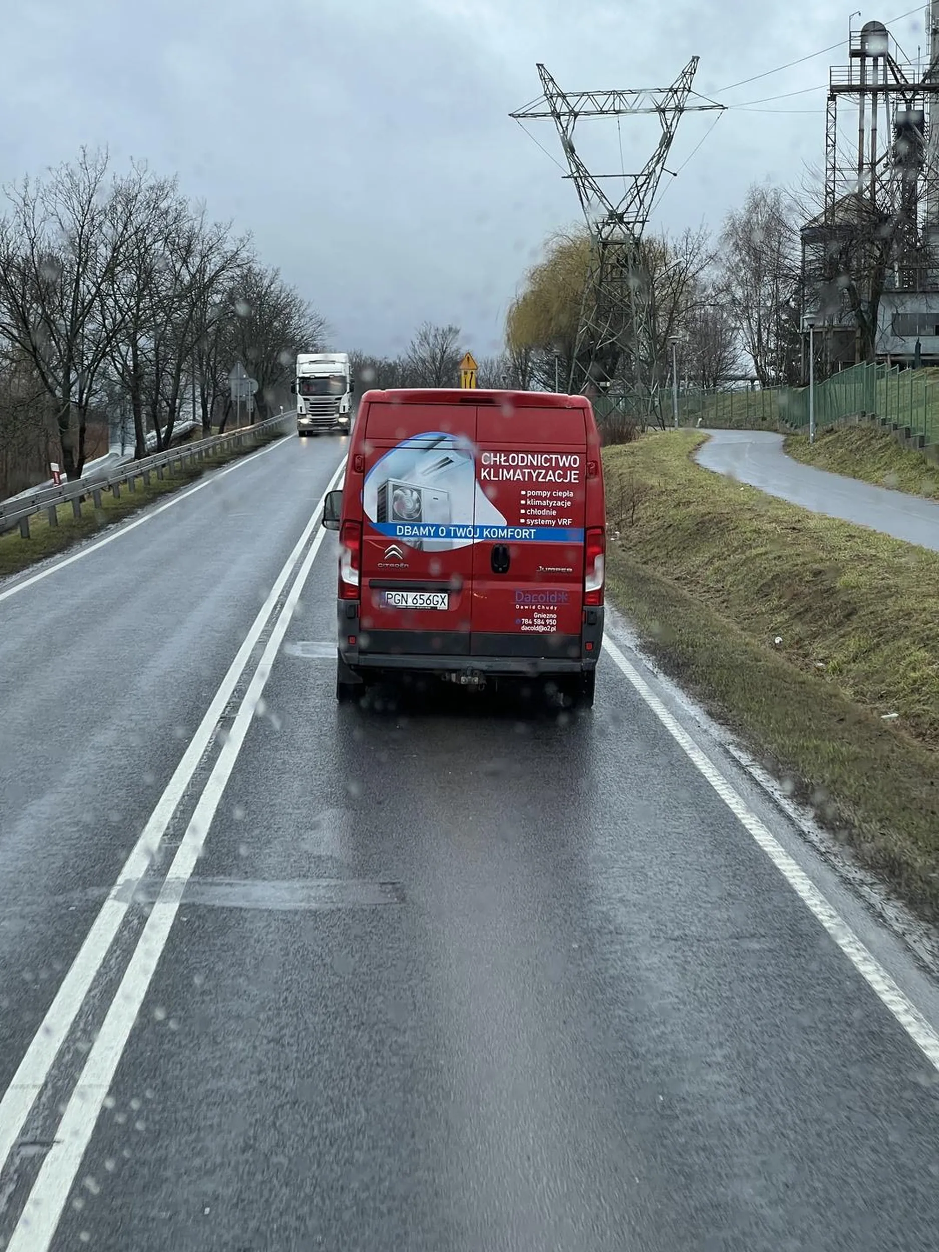 Jedzie jak cip*. Zamulacz. 50 km/g poza terenem zabudowanym a w zabudowanym 30km/h (na 50). Dramat
