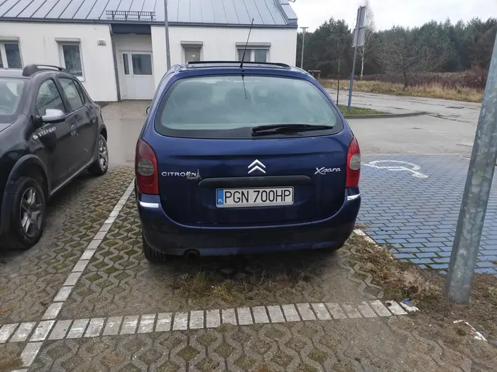 Facet od wielu lat jeździ bez prawa jazdy po pijaku. Przyłapany, jak pijany woził dzieci. Często porusza się między Poznaniem a Gnieznem. Poszukiwany przez policje, mieszka w okolicach Starego Żegrza. Znany również policji w Gnieźnie.