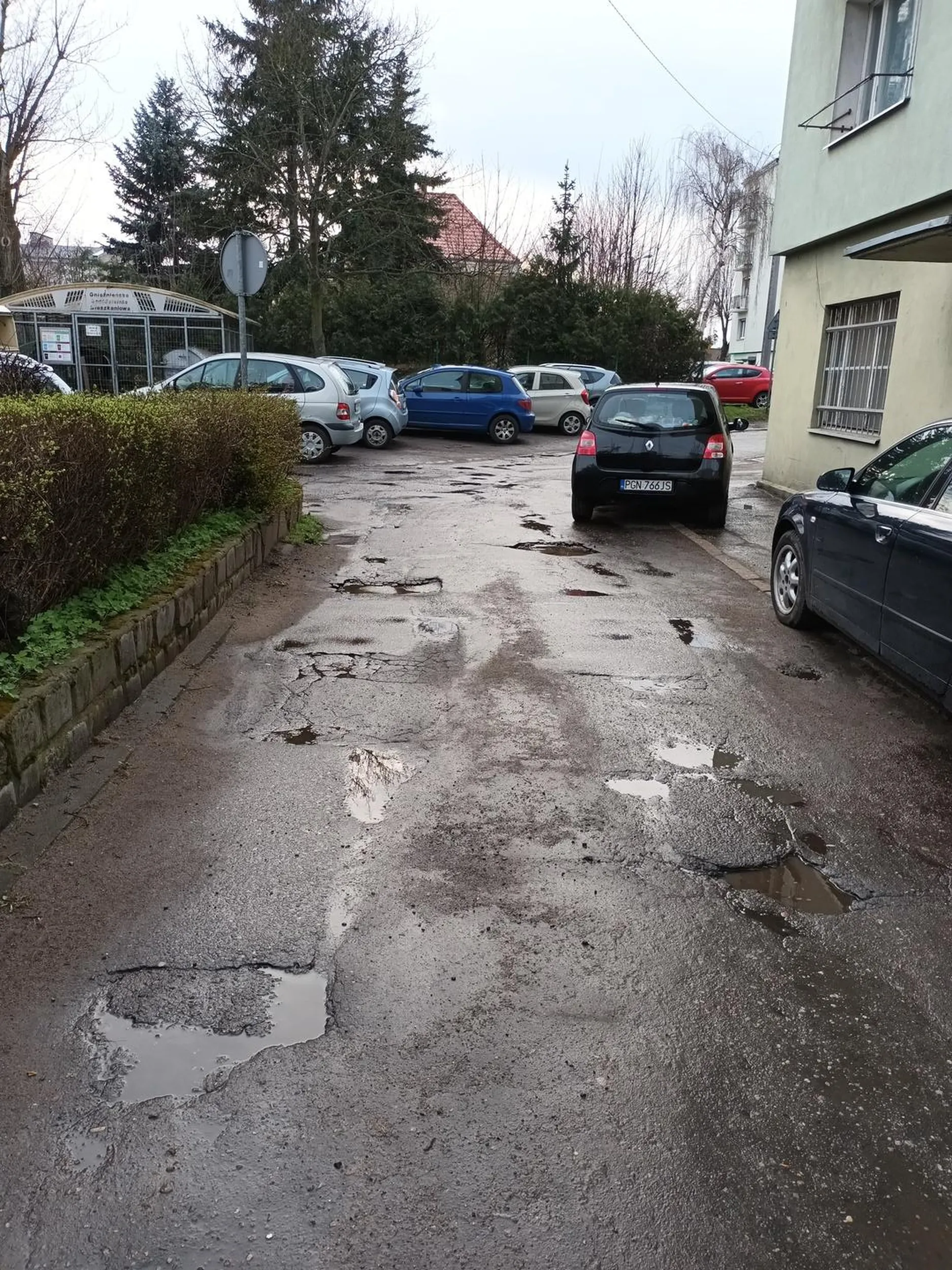 Parkuje gdzie chce i jak chce, nieważne, że ledwo osobówka przejedzie-ważne, że blisko do mieszkania...Z jazdą wcale nie jest lepiej. Nie polecam