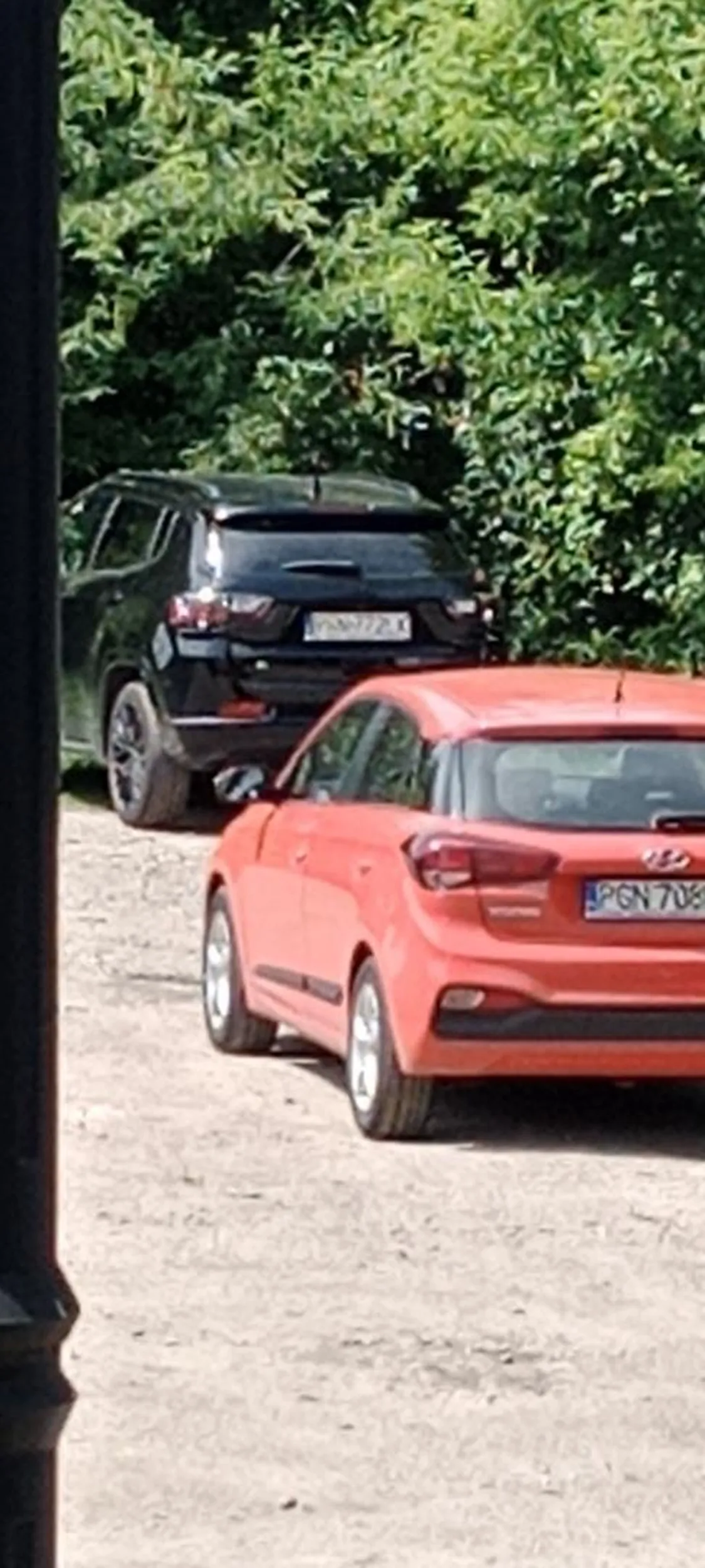 Kierowca czarnego jeepa cheeroke jezdzi jakby wygral prawo jazdy w chipsach i nie zwraca uwagi na ruch uliczny