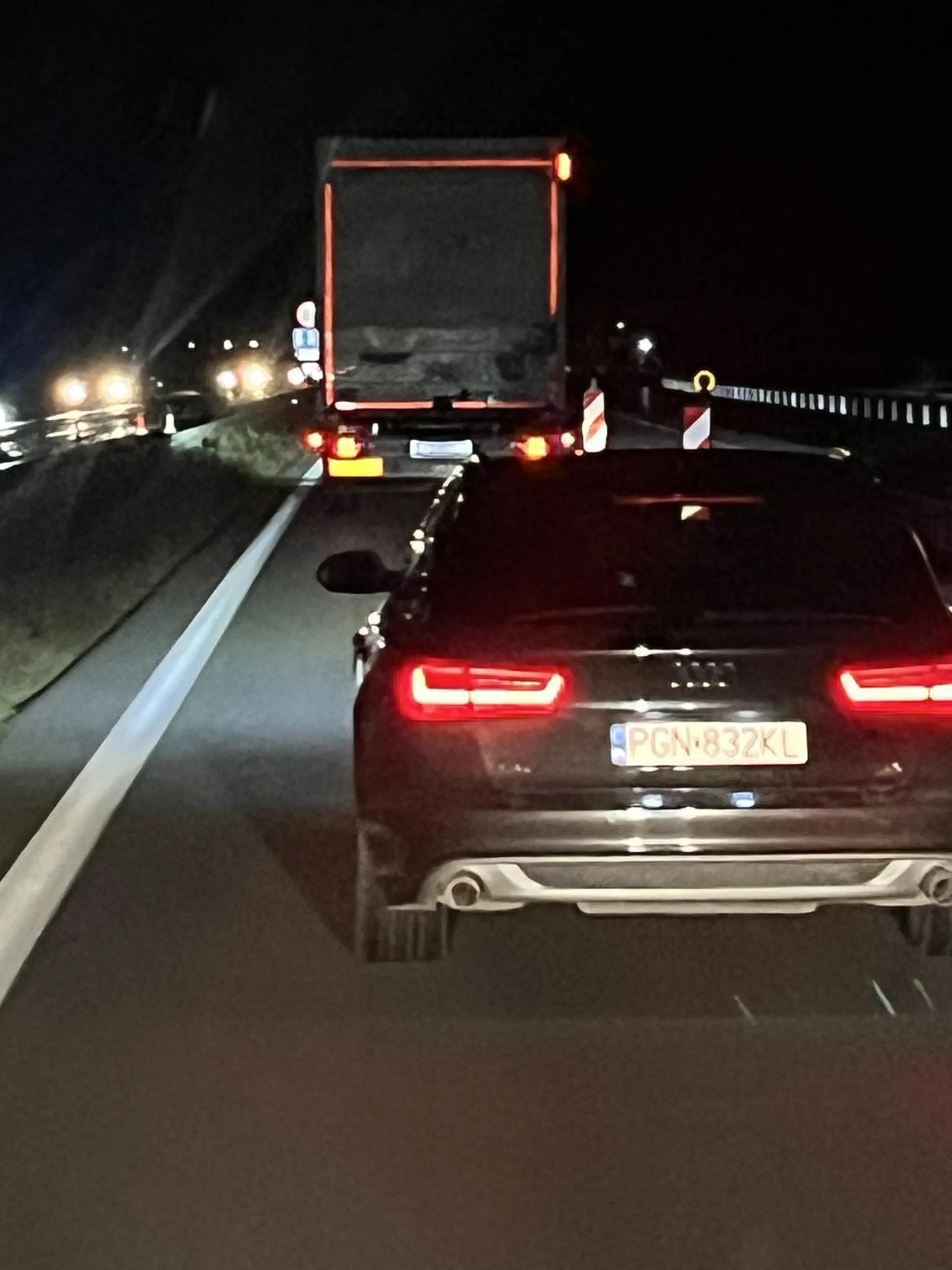 Nie patrzy na żółte oznakowania na A2 przed zjazdem na Bydgoszcz. Dramat