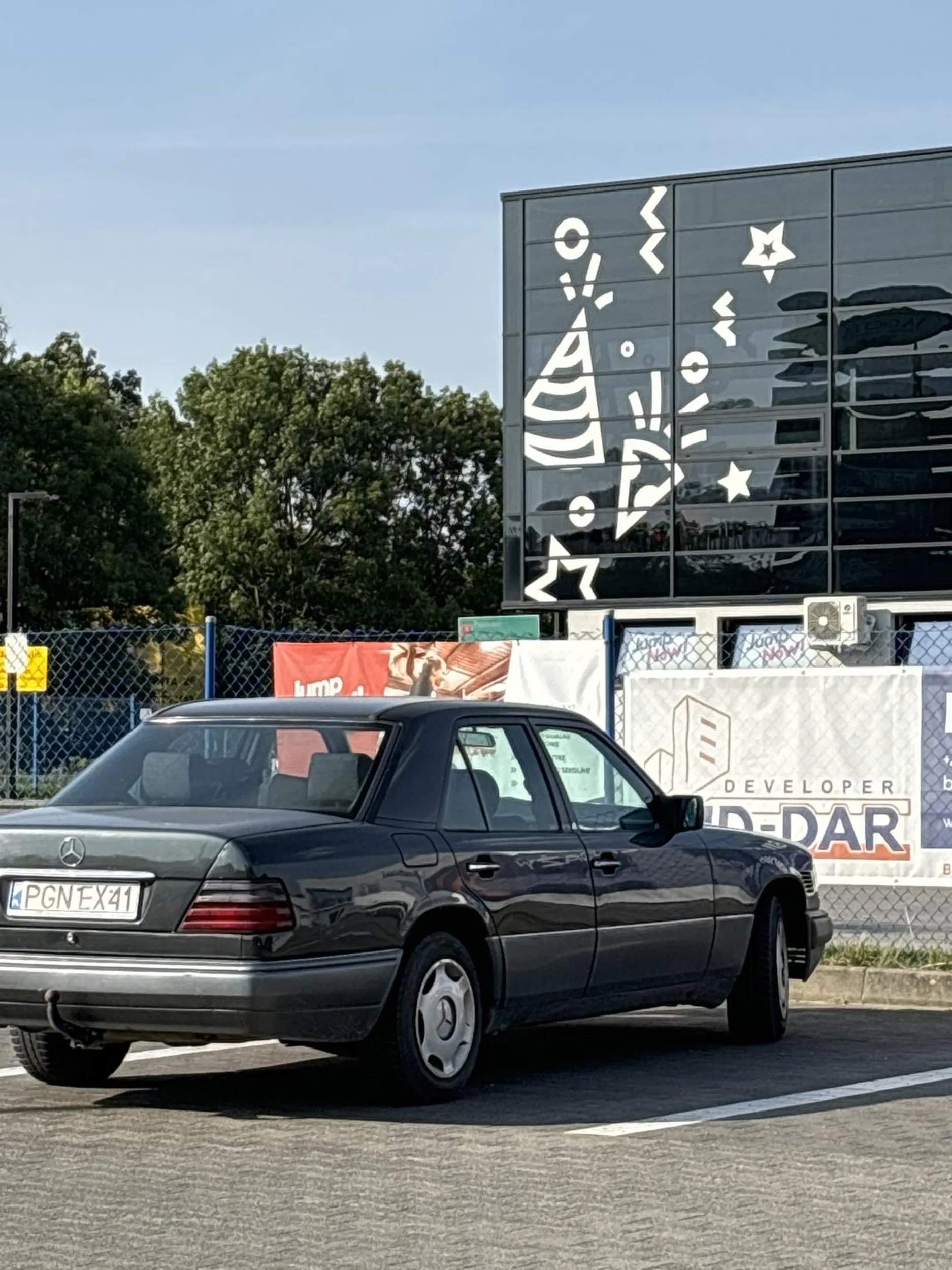 Kobieta prawie potrąciła pieszych i uderzyła w mój samochód jadąc pod prąd.