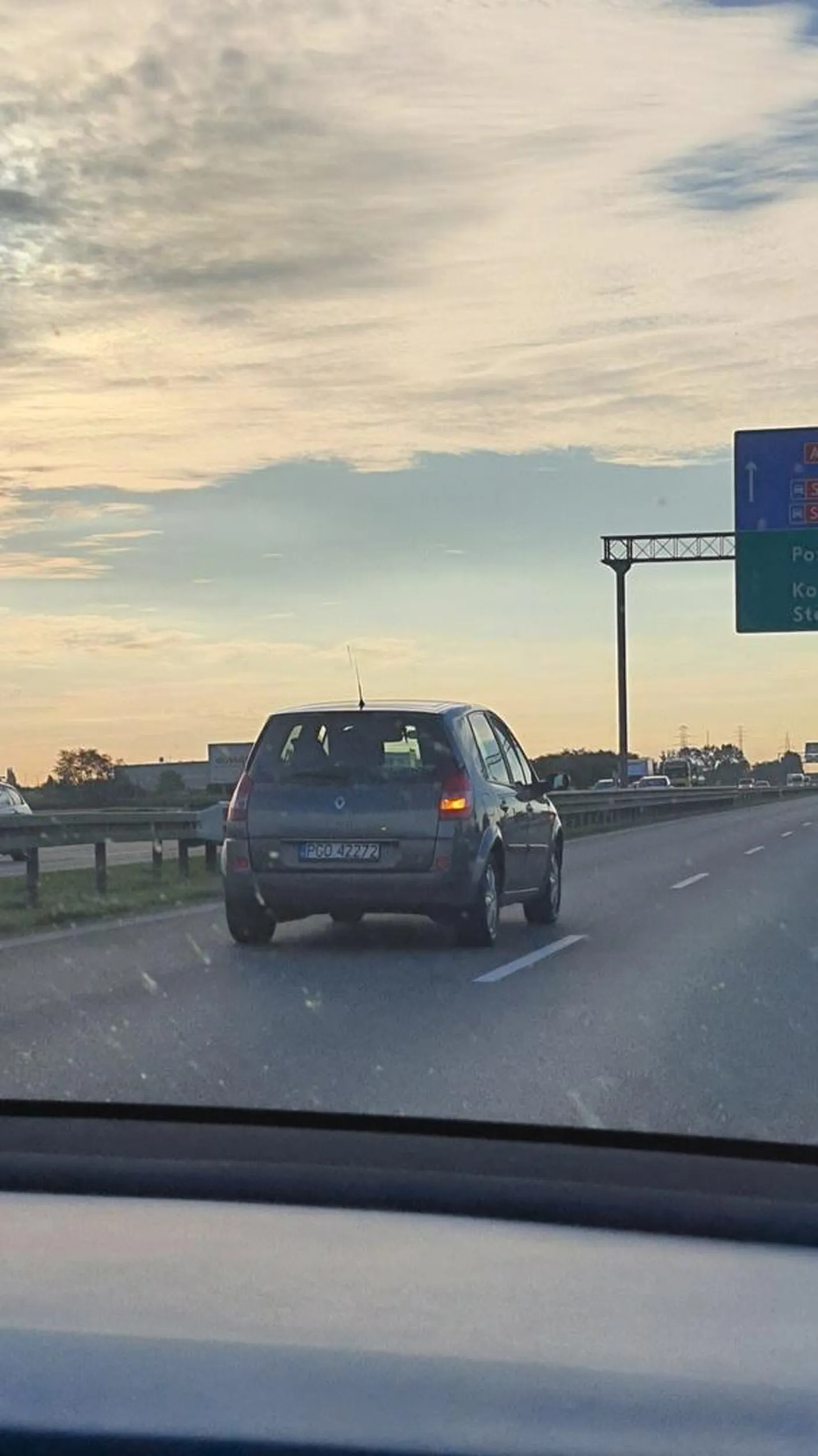 Blokuje lewy pas i jedzie bez włączonych świateł.