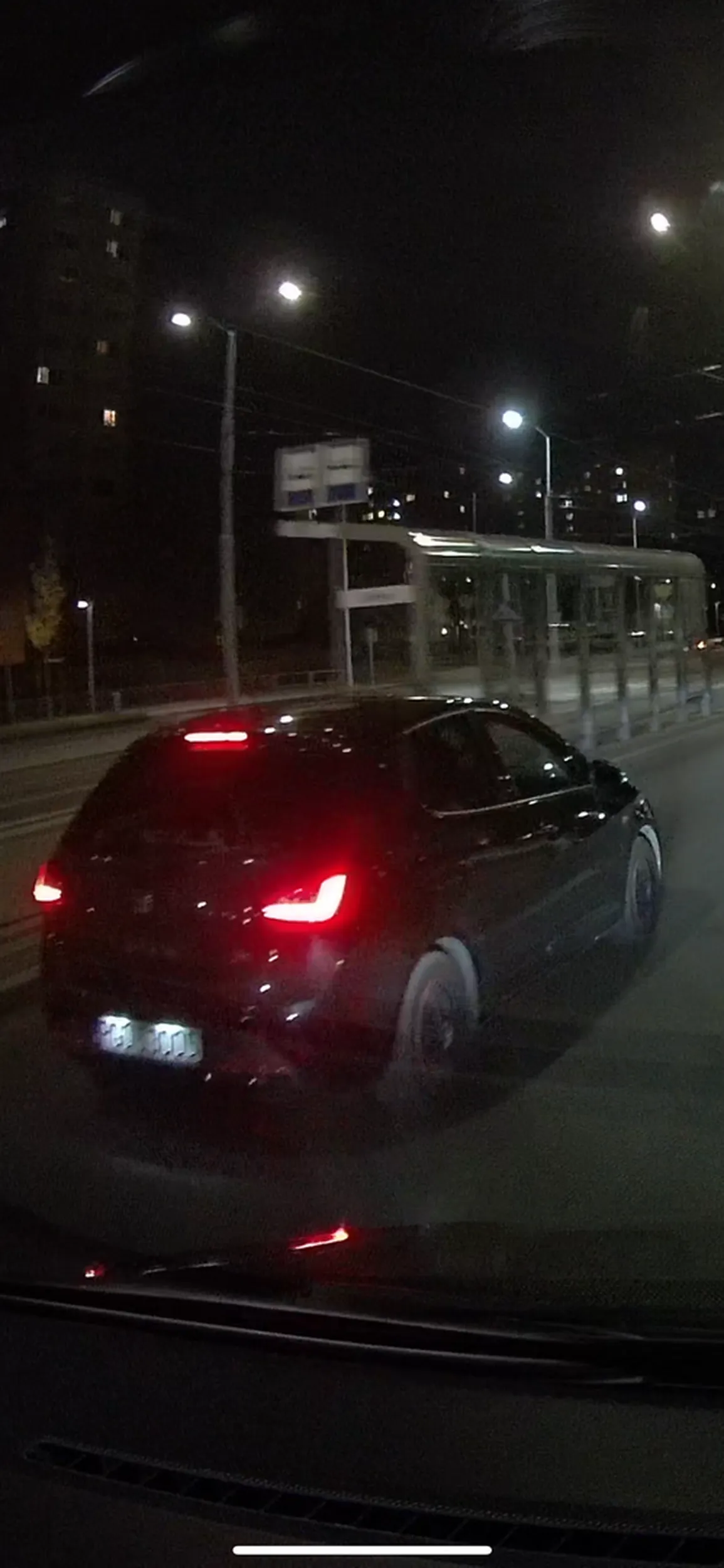 Tacy ludzie jak ten powinni być likwidowani z dróg. Najpierw zajmujesz bez przyczyny lewy pas, żeby później na rondzie wymusić pierwszeństwo. Najlepiej zamknij drzwi w tym seacie, zapnij 3 bieg i wjedź do Odry, jedno zagrożenie na drodze mniej.