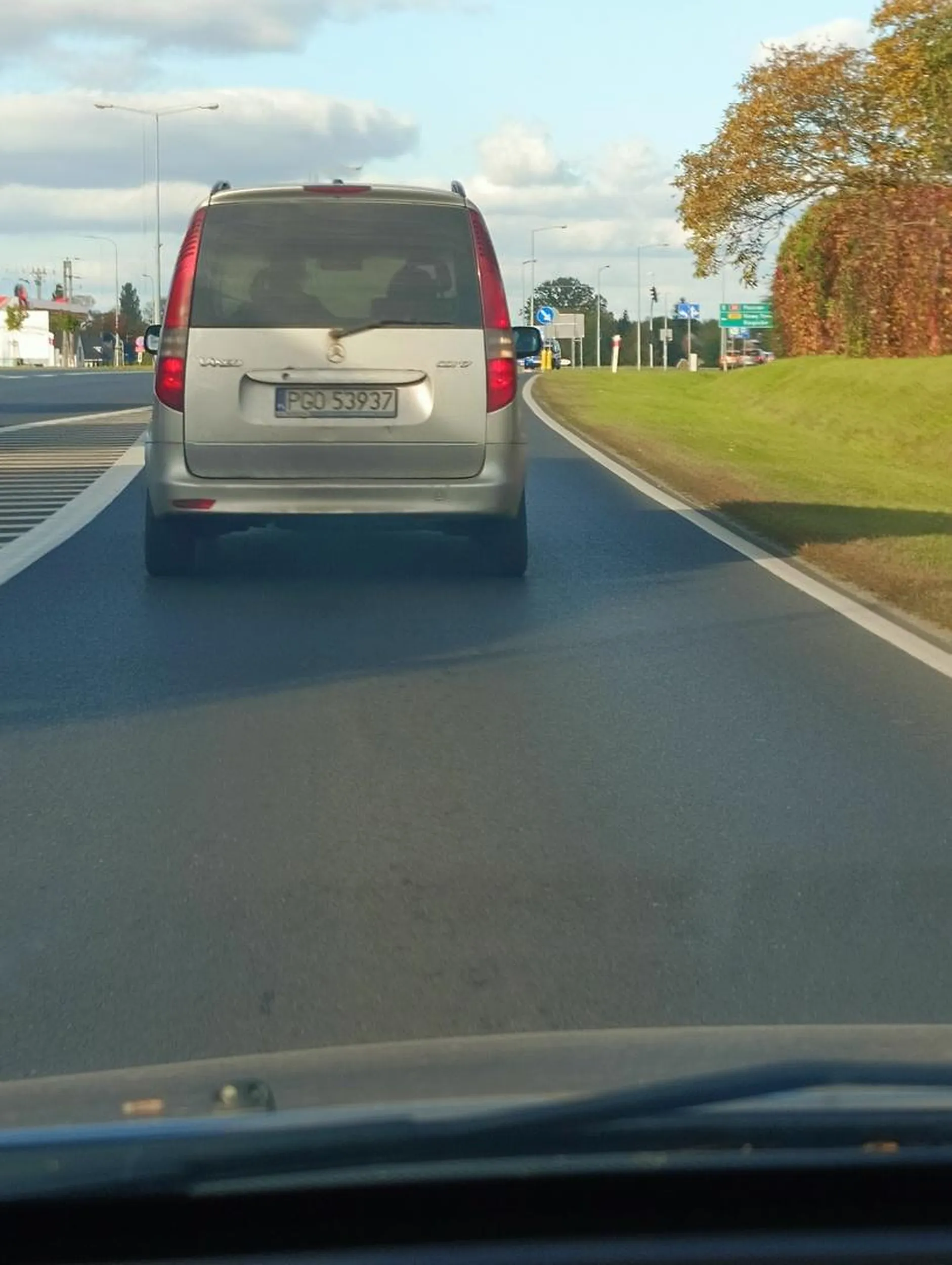 Nie dosyć że kopci jak parowóz, to jeszcze nie wie do czego służą kierunkowskazy.