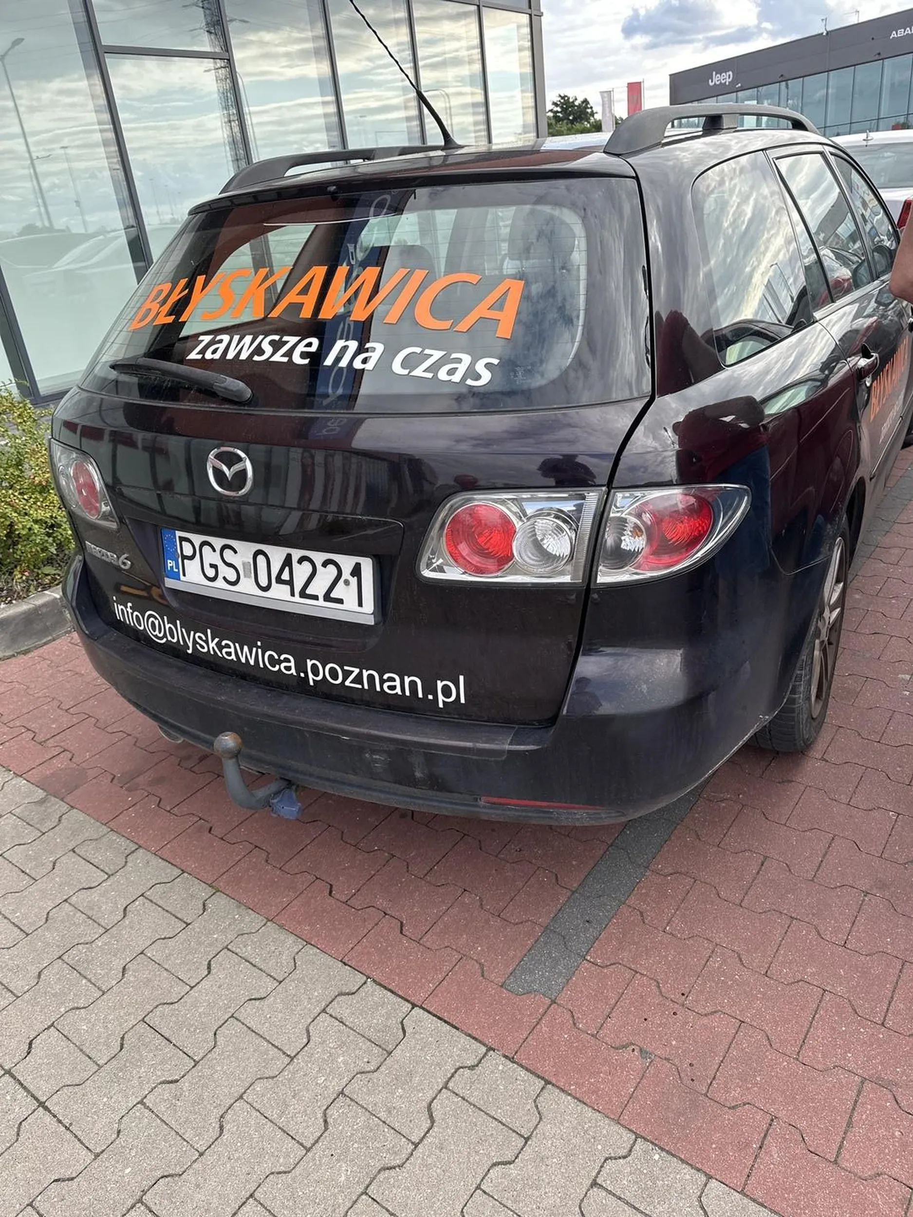 Parkuje jak zjeb, nie mieści się w liniach, naucz się jeździć