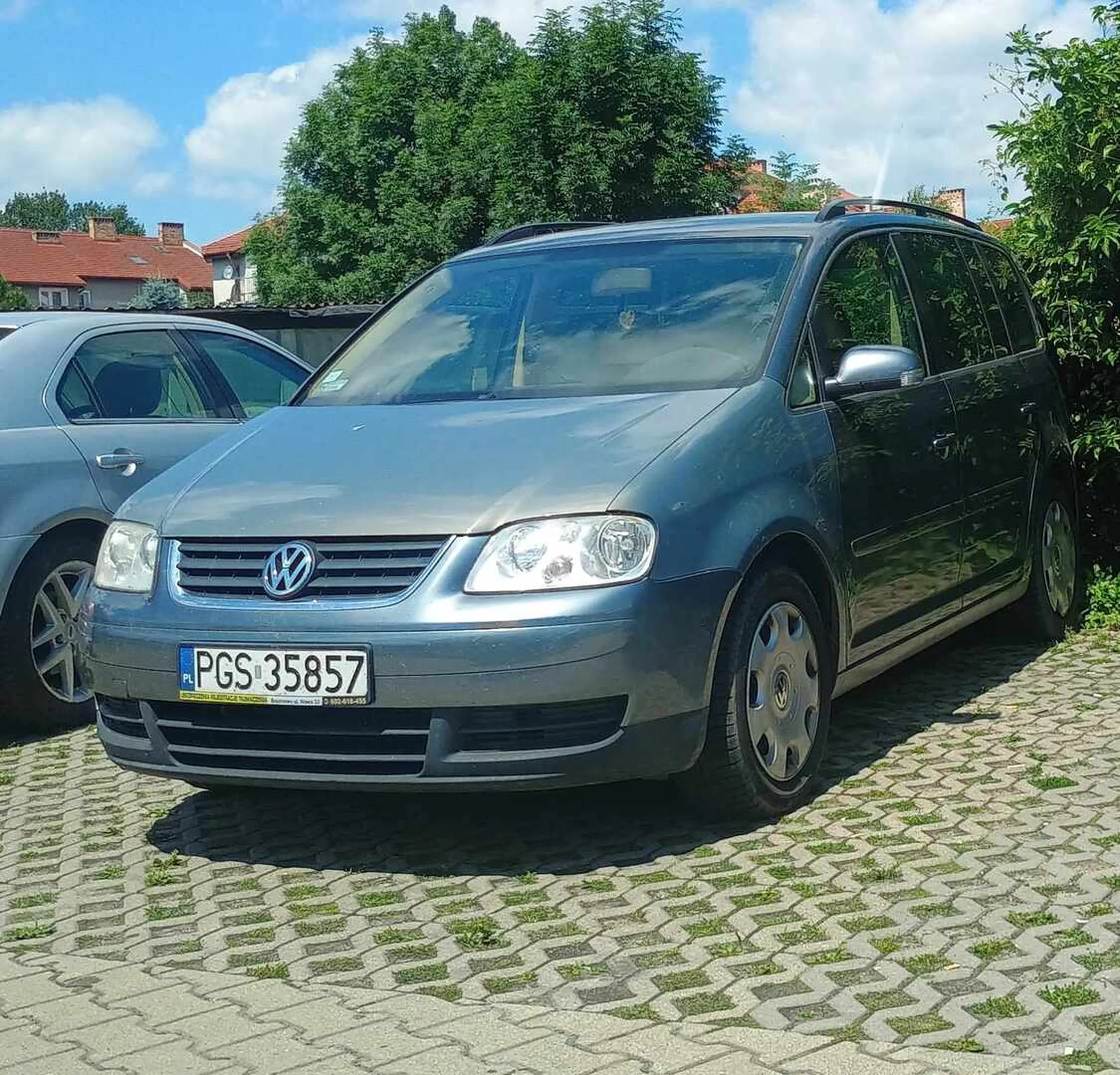 Brat co stoi na parkingu TYLKO DLA GALERI a tak naprawdę nie stoi żeby iść do galerii w dodatku stoi WIĘCEJ NIŻ DWIE GODZINY