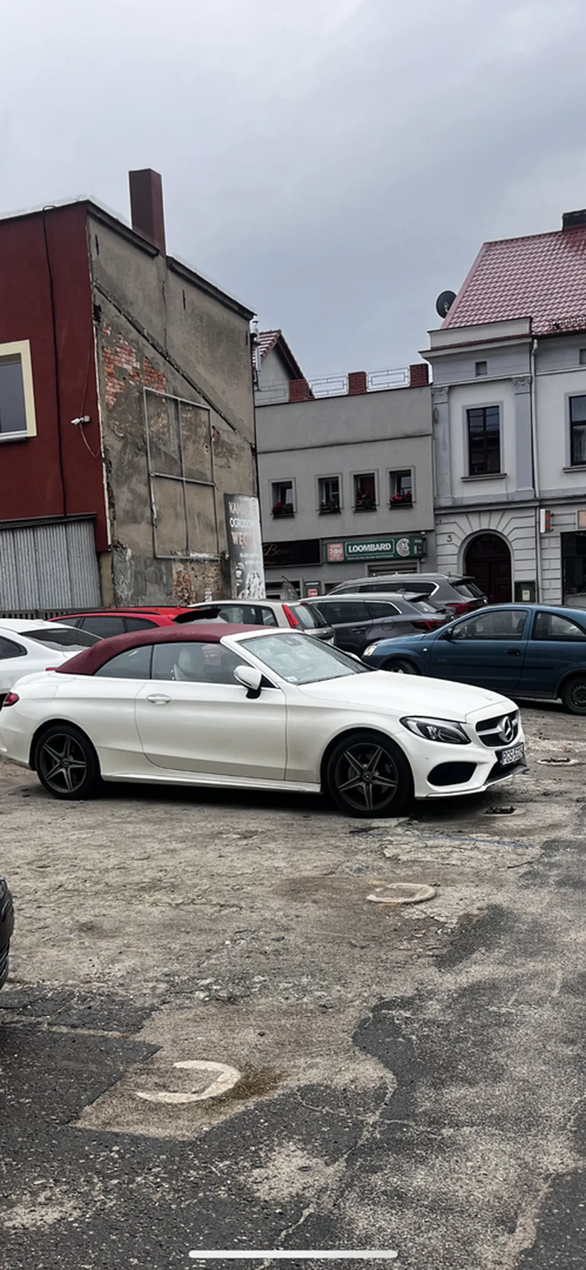Cały parking wolny a parkuje na parkingu prywatnym, zastawianie ludzi którzy po pracy nie mogą odjechać do domu. Bezmózgowcy