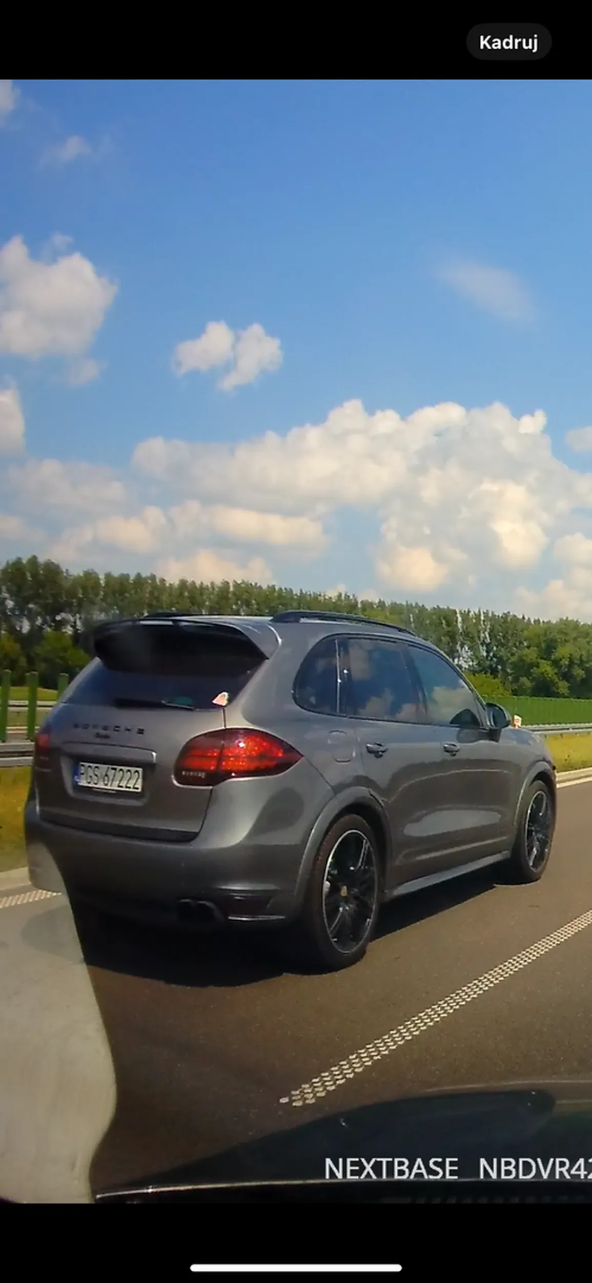 Kierowca totalny zjeb jak i rowniez pasazer na ekspresowce chca leciec 2 paki, mruga mi a ja nie mam jak zjechac bo lewy pas byl zatloczony tak samo i prawy. Ostatecznie po chwili mu zjechalem a wcale wolno nie jechalem lewym a ten sciek spoleczy w podziece zaczal blokowac mi lewy pas przed tirem. Zwykly pet