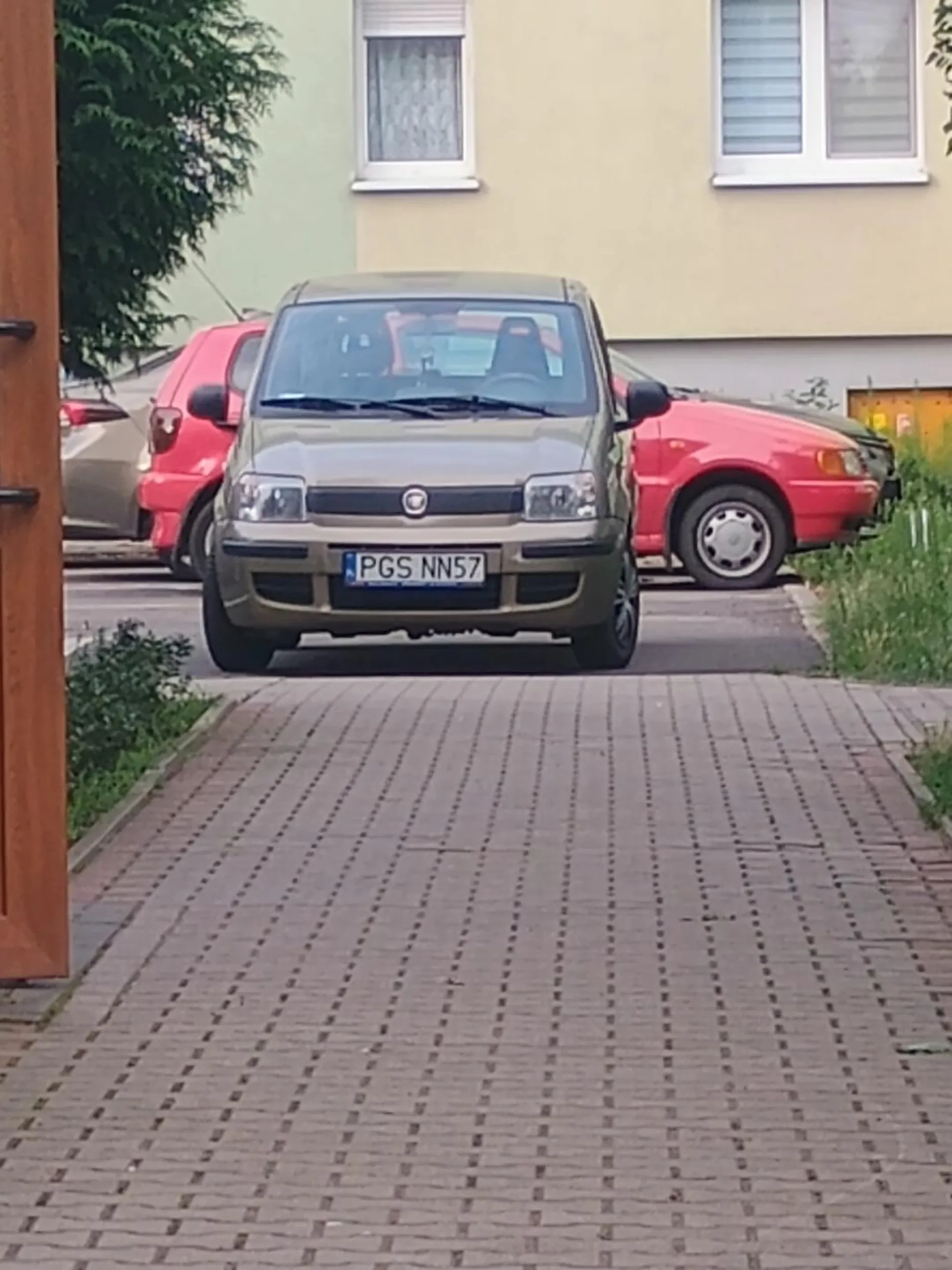 Zdajesz sobie sprawę z tego że tam gdzie stoi twój fiat nie można parkować?