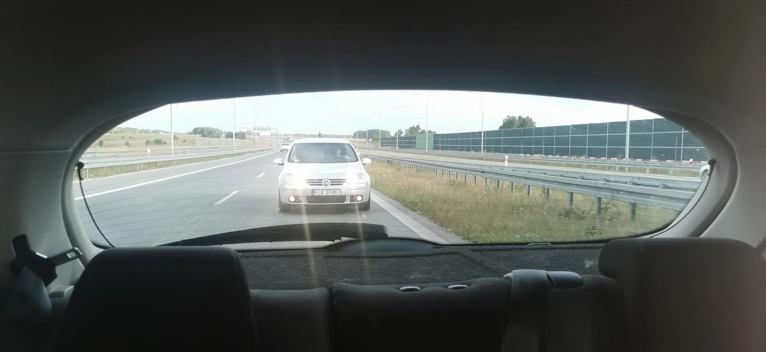 Typowo, siedzenie na zderzaku na esce, przy 120km/h utrzymywał się 5 metrów od zderzaka.