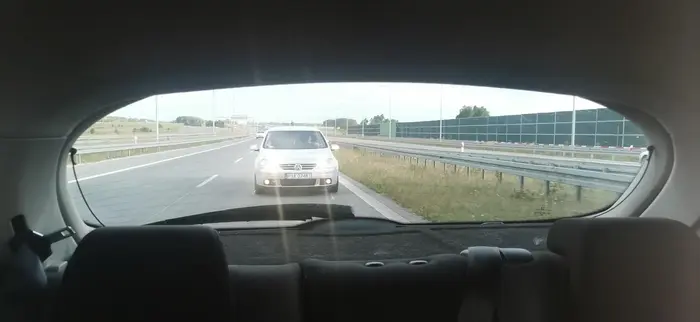 Typowo, siedzenie na zderzaku na esce, przy 120km/h utrzymywał się 5 metrów od zderzaka.