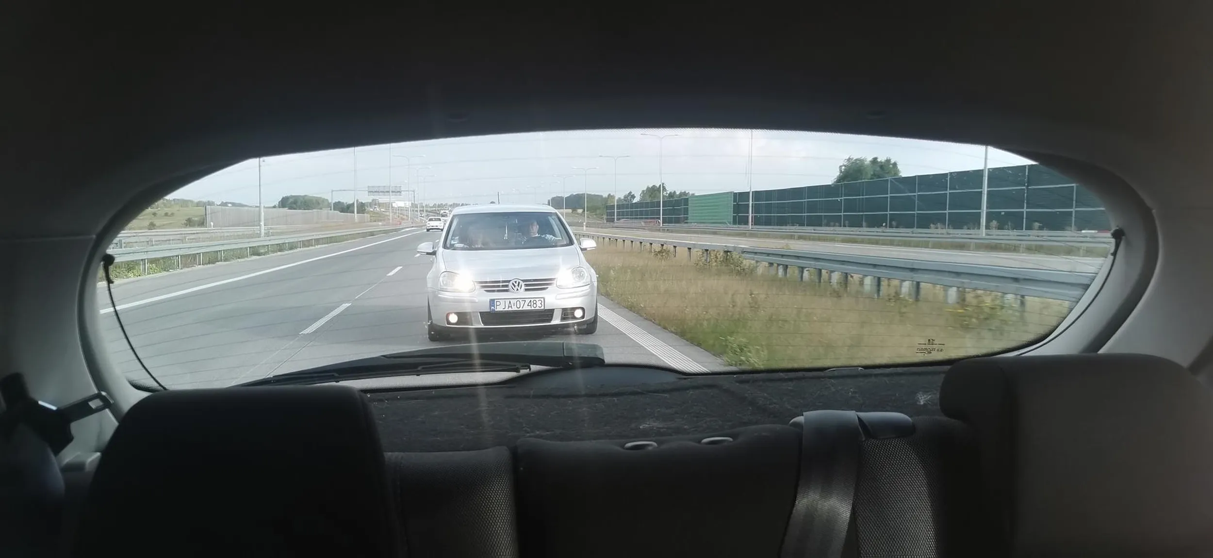 Typowo, siedzenie na zderzaku na esce, przy 120km/h utrzymywał się 5 metrów od zderzaka.