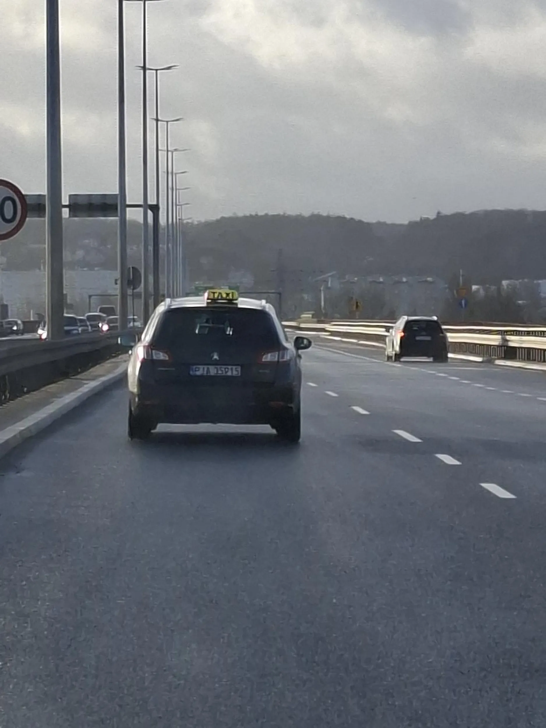 Burak jeździ po Gdyni prawie powoduje kolizję następnie ucieka. Pewnie jeden z Wschodnich kierowców patrząc na styl  i kulturę jazdy.